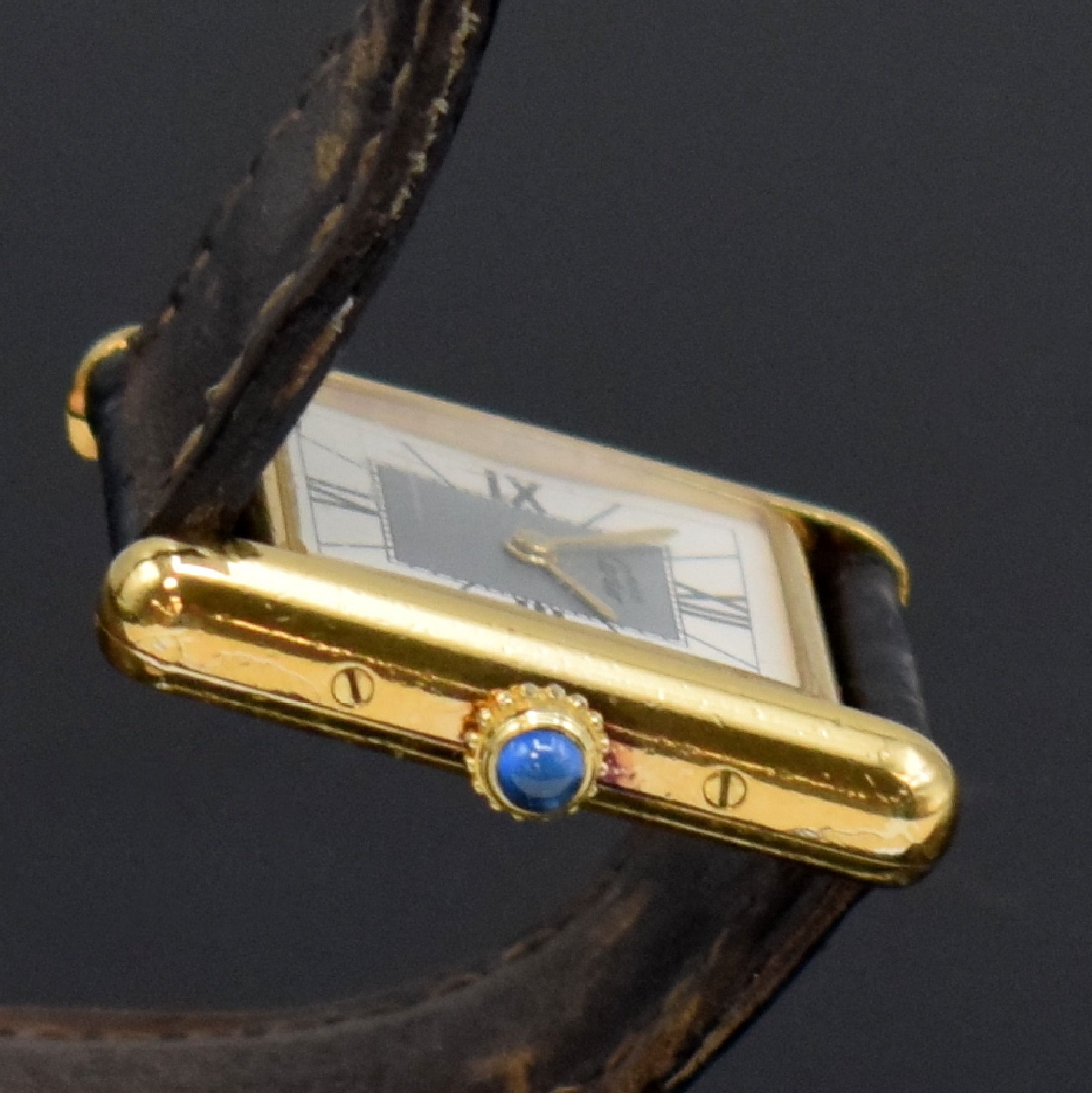 Detail e: CARTIER Tank Damenarmbanduhr in Vermeil, Schweiz um 1990, quartz, 4-fach verschr. Geh. pat., orig. Lederband m. verg. orig. Faltschl., Mineralglas ...