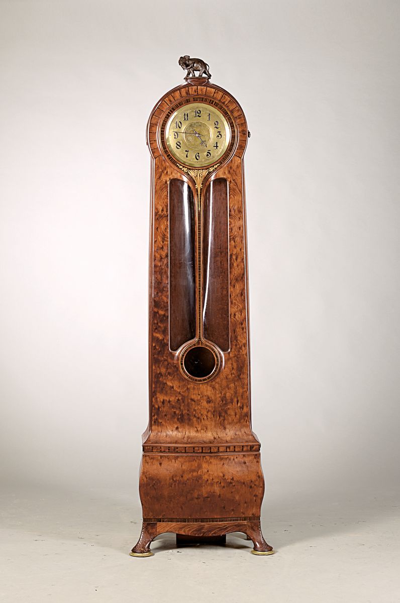 Standuhr Jugendstil, Einzelanfertigung Genf 1931, elegantes Holzgehäuse, Mahagoni, Front mit Ahornwurzelfurnier, mittig Palisanderfurnier mit ...