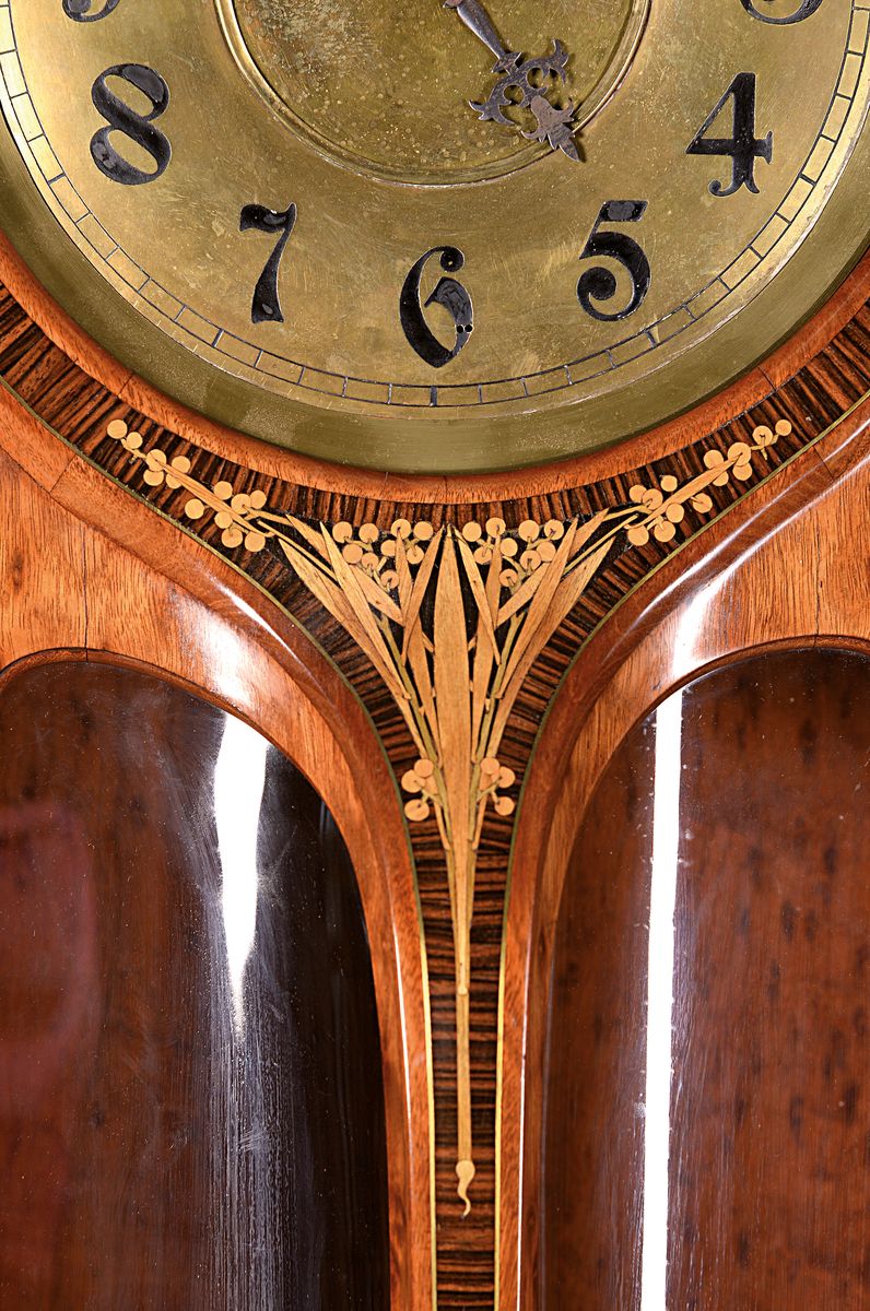Detail a: Standuhr Jugendstil, Einzelanfertigung Genf 1931, elegantes Holzgehäuse, Mahagoni, Front mit Ahornwurzelfurnier, mittig Palisanderfurnier mit ...