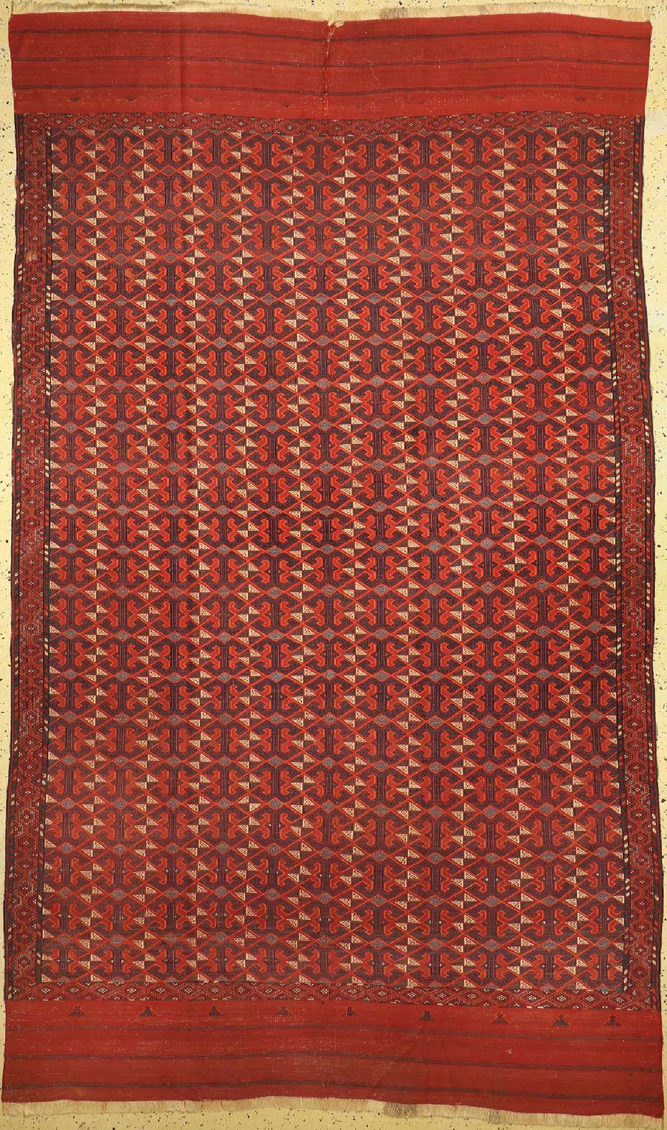Verneh antik, Turkmenistan, um 1900, Wolle auf Wolle, ca. 339 x 209 cm, einen Riss im Kelimschürtze, EHZ: 2