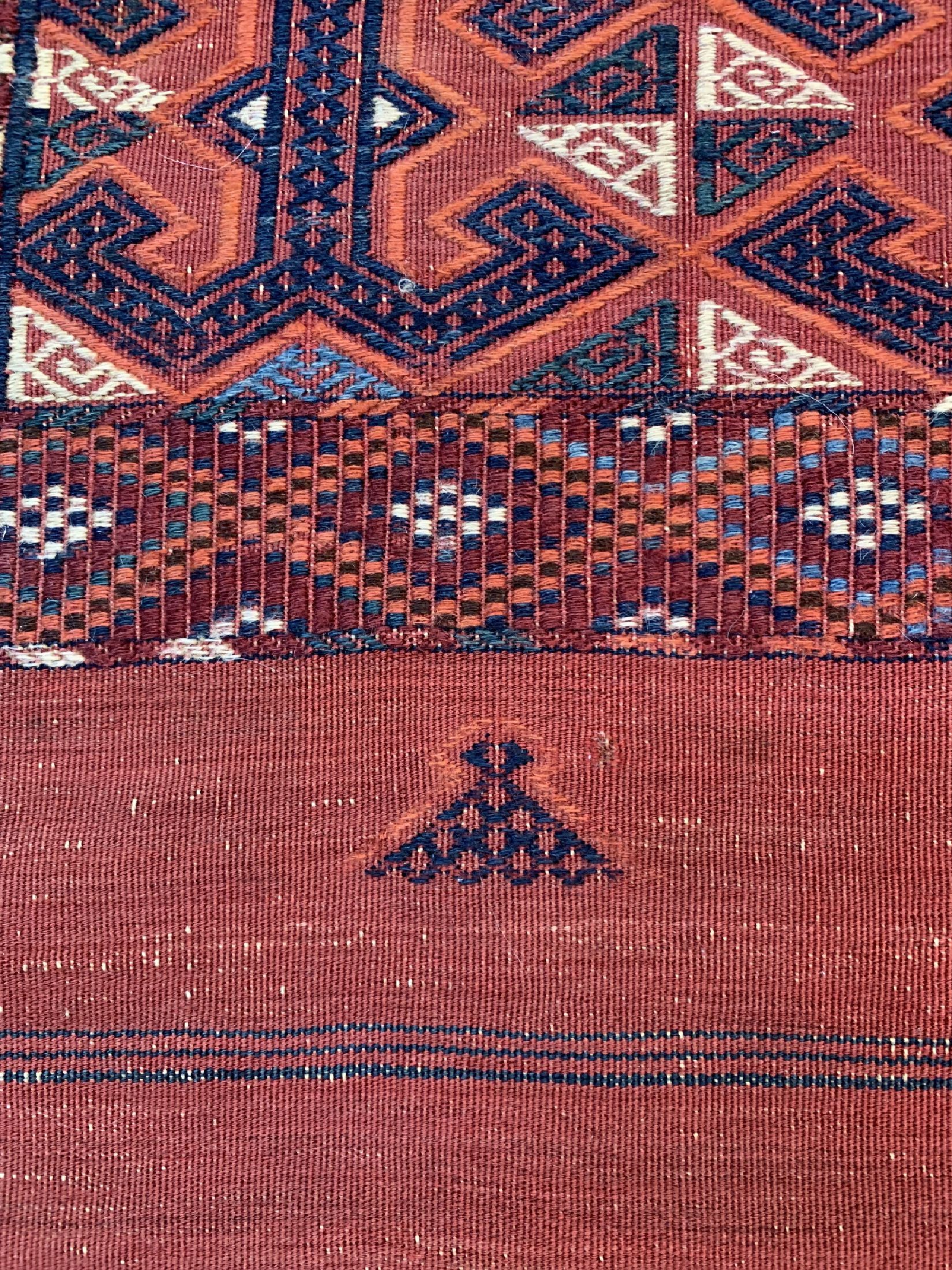 Detail b: Verneh antik, Turkmenistan, um 1900, Wolle auf Wolle, ca. 339 x 209 cm, einen Riss im Kelimschürtze, EHZ: 2