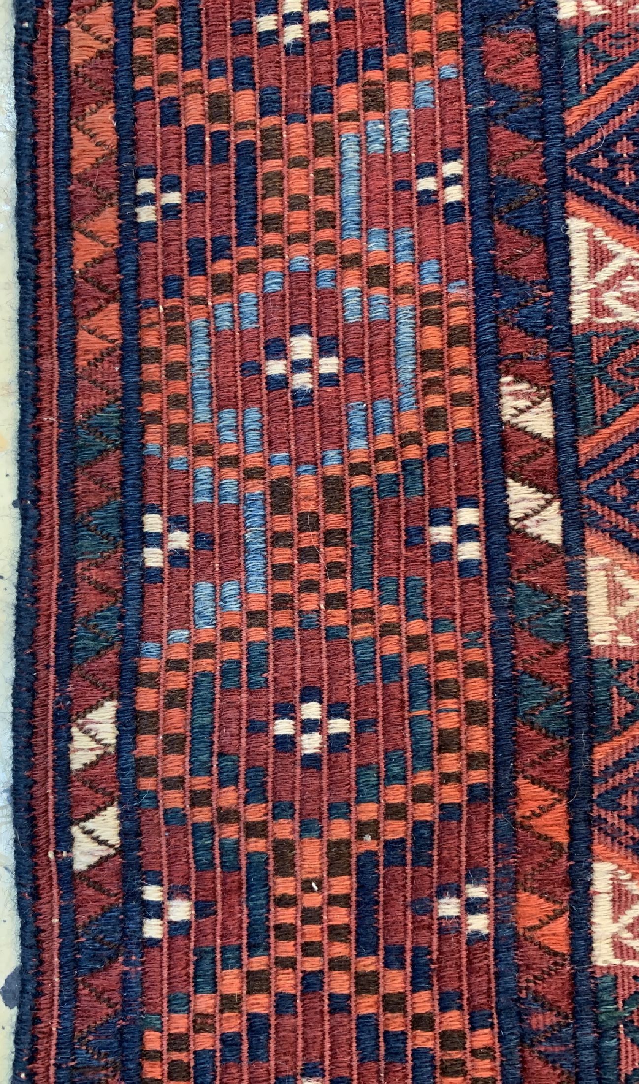 Detail c: Verneh antik, Turkmenistan, um 1900, Wolle auf Wolle, ca. 339 x 209 cm, einen Riss im Kelimschürtze, EHZ: 2