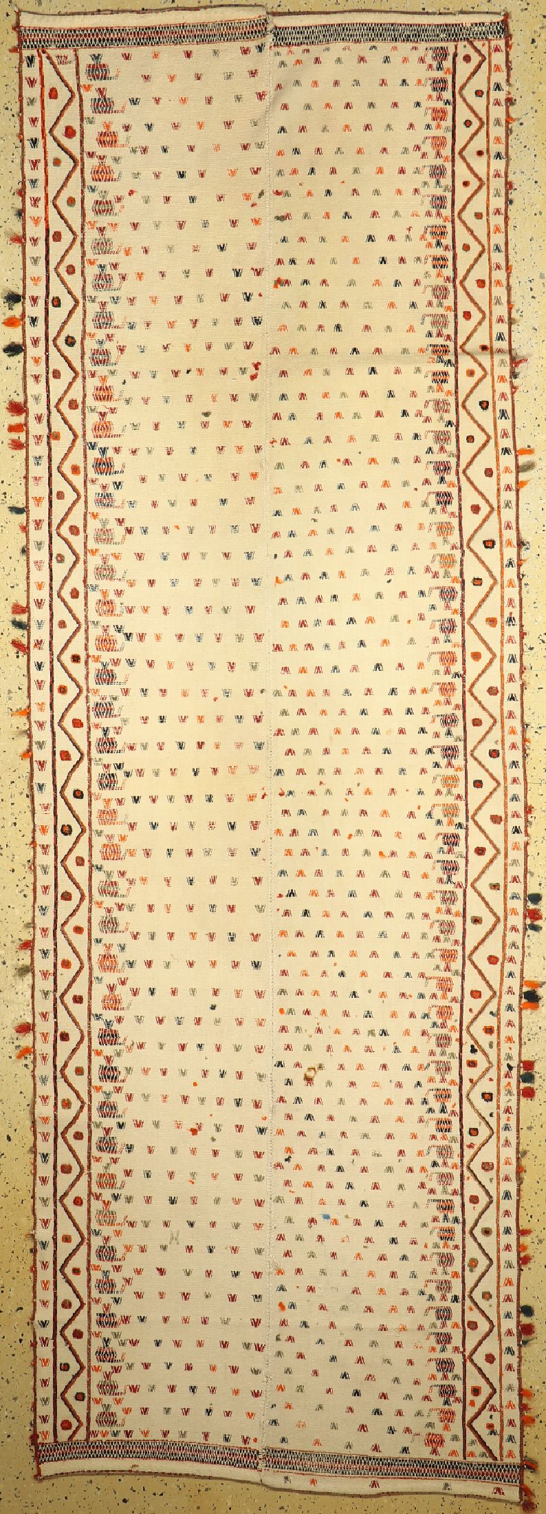 Ghaschgai Schadah, Persien, um 1950, Wolle gestickt auf Baumwolle, ca. 340 x 110 cm, EHZ:2(kleine Flecken)