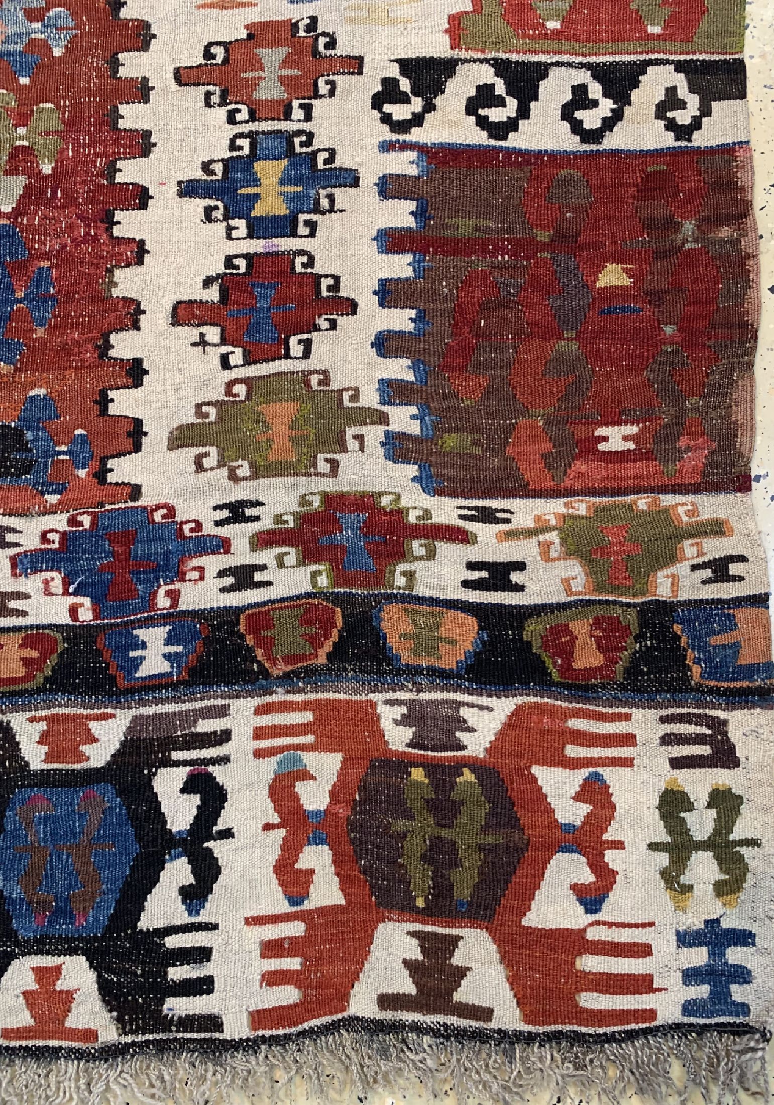 Detail a: Anatol Kelim antik, Türkei, 19.Jhd, Wolle auf Wolle, ca. 340 x 150 cm, EHZ: 3, (kleine Risse)