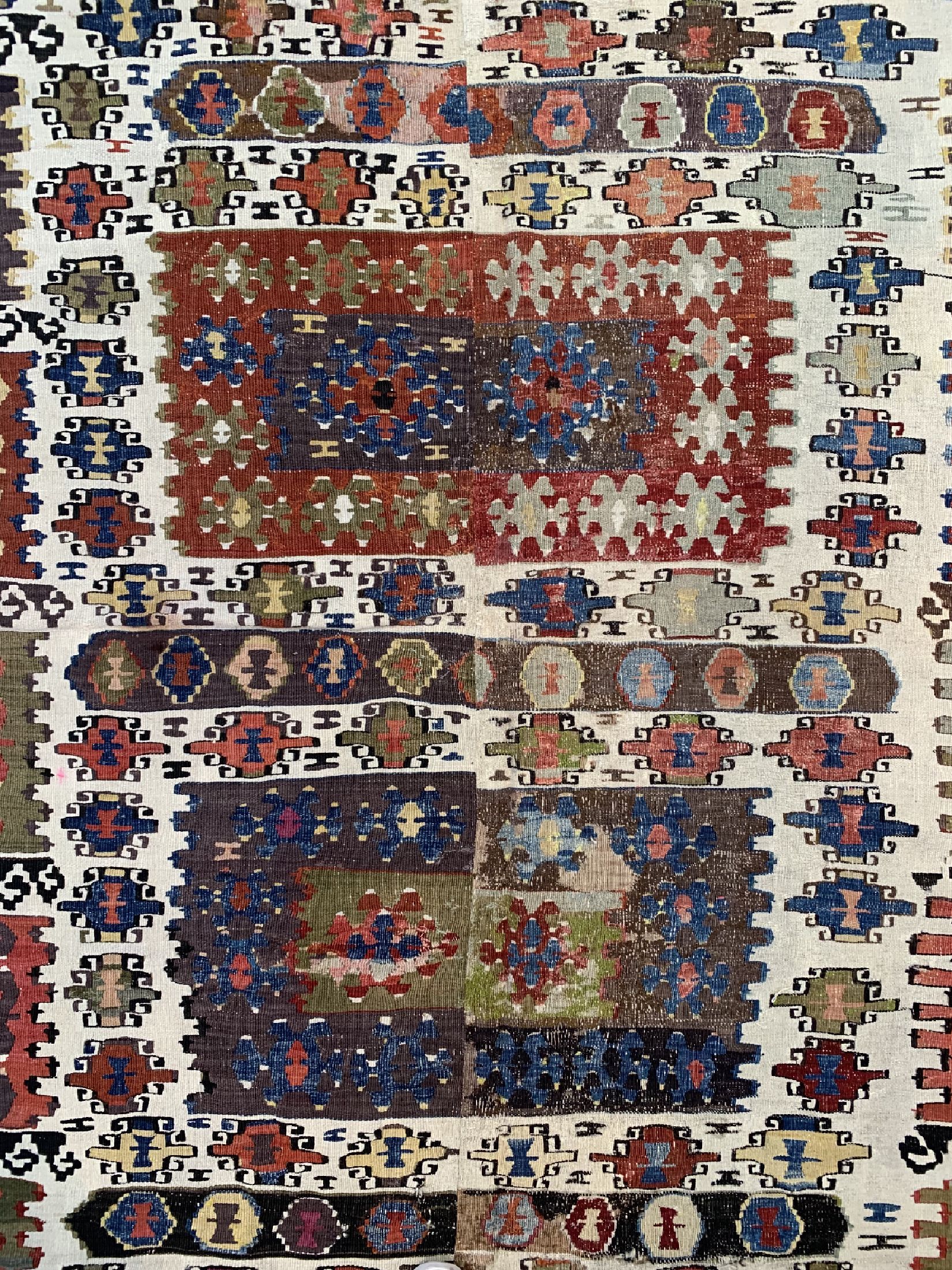 Detail b: Anatol Kelim antik, Türkei, 19.Jhd, Wolle auf Wolle, ca. 340 x 150 cm, EHZ: 3, (kleine Risse)