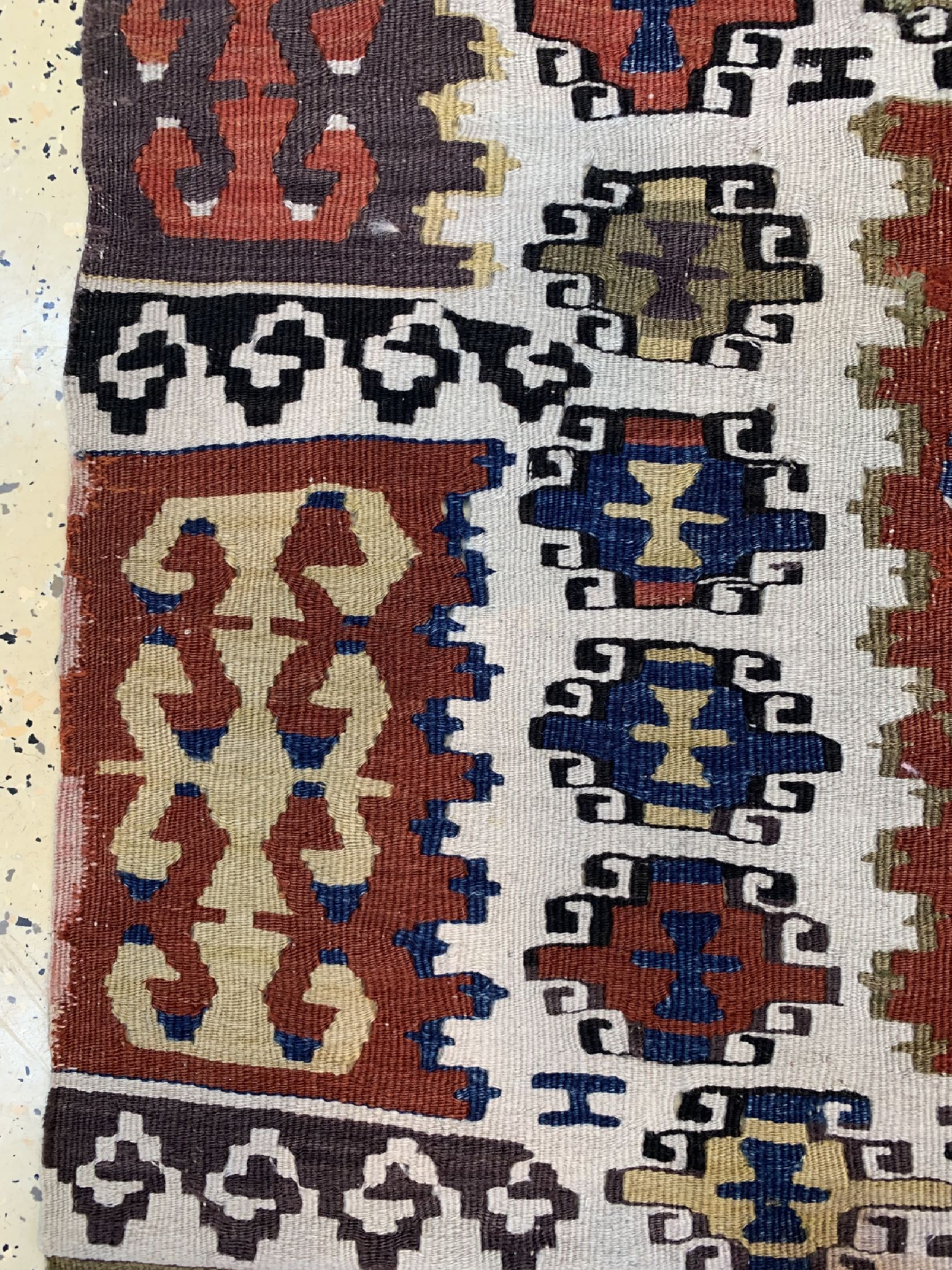 Detail c: Anatol Kelim antik, Türkei, 19.Jhd, Wolle auf Wolle, ca. 340 x 150 cm, EHZ: 3, (kleine Risse)