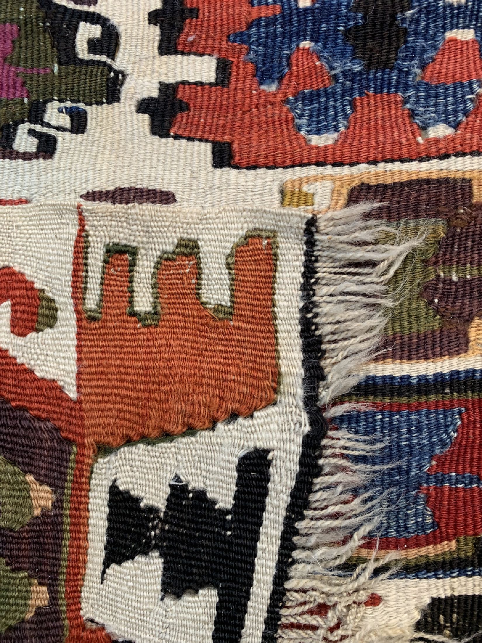 Detail d: Anatol Kelim antik, Türkei, 19.Jhd, Wolle auf Wolle, ca. 340 x 150 cm, EHZ: 3, (kleine Risse)