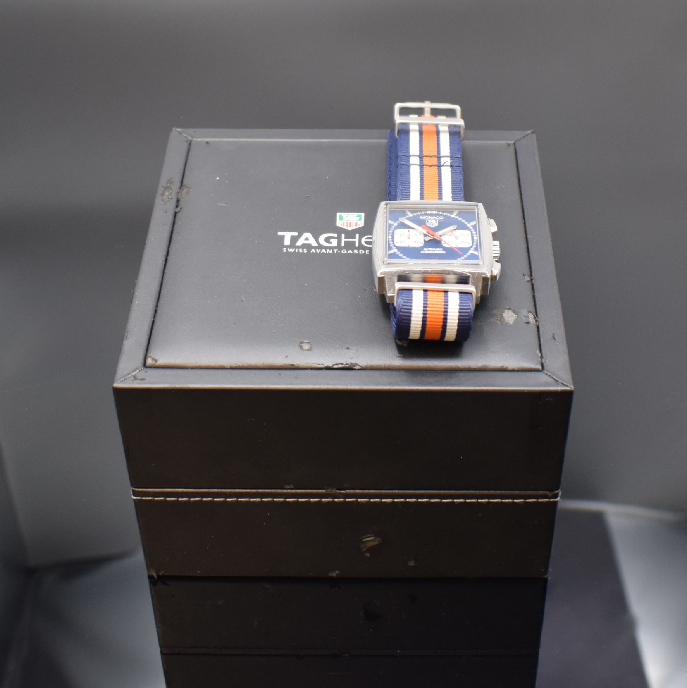Detail e: TAG HEUER Armbandchronograph Serie Monaco Referenz CW2113-0, Automatik, Edelstahlgeh. inkl. orig. Ripsband, zus. orig. Lederband m. orig. Faltschl. ...