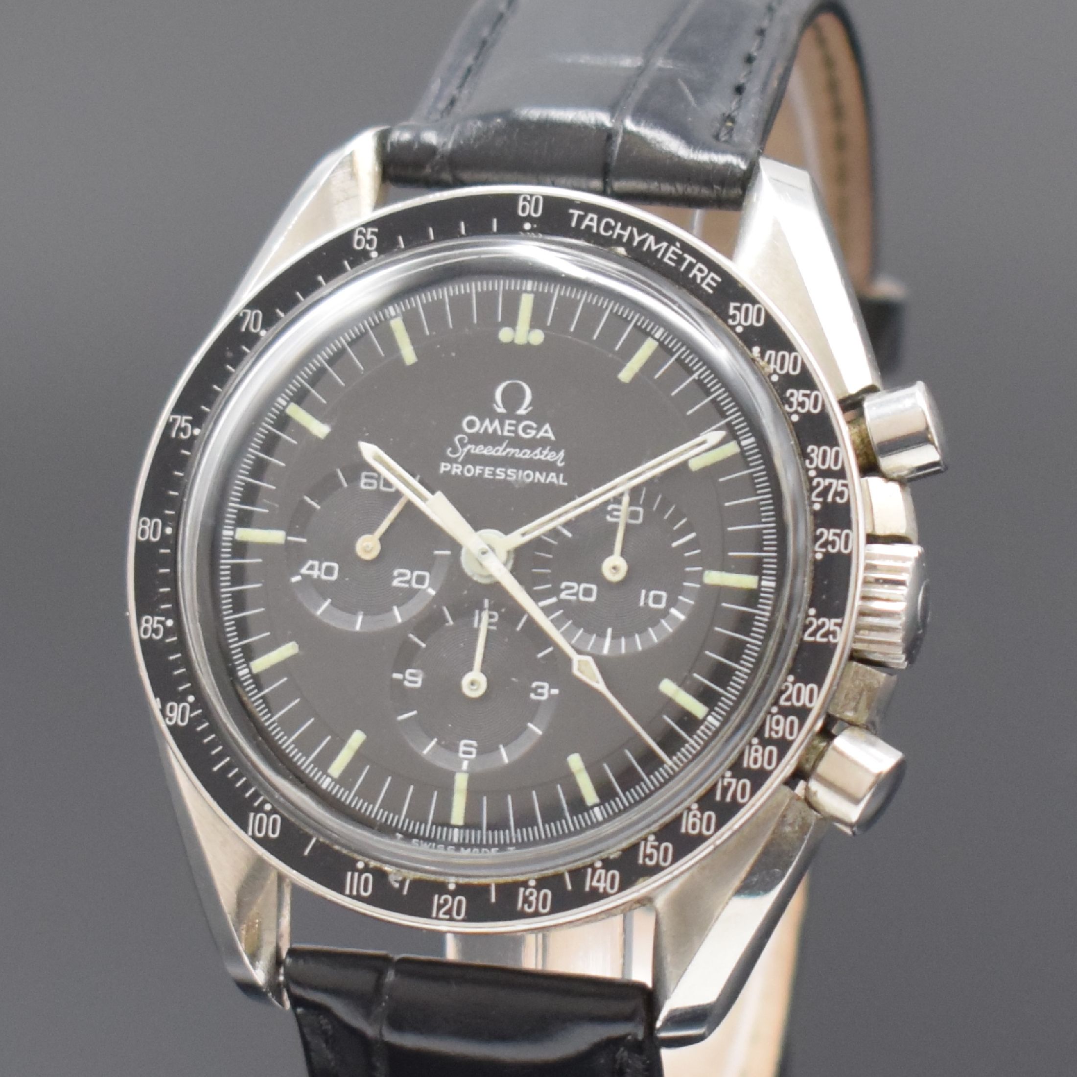 Detail a: OMEGA Speedmaster Professional Referenz 145022-69ST Herrenarmbanduhr mit Chronograph und sog. "Dot over 90" Lünette, Schweiz um 1969, ...