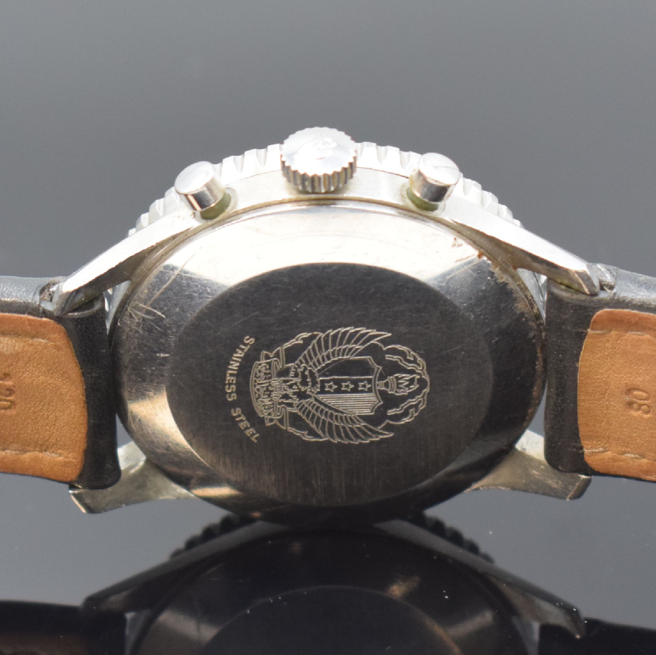 Detail d: BREITLING Schaltradchronograph Navitimer für die Irakische Luftwaffe, Handaufzug, Schweiz um 1960, 3-teil. Edelstahlgeh., Boden m. irakischem ...