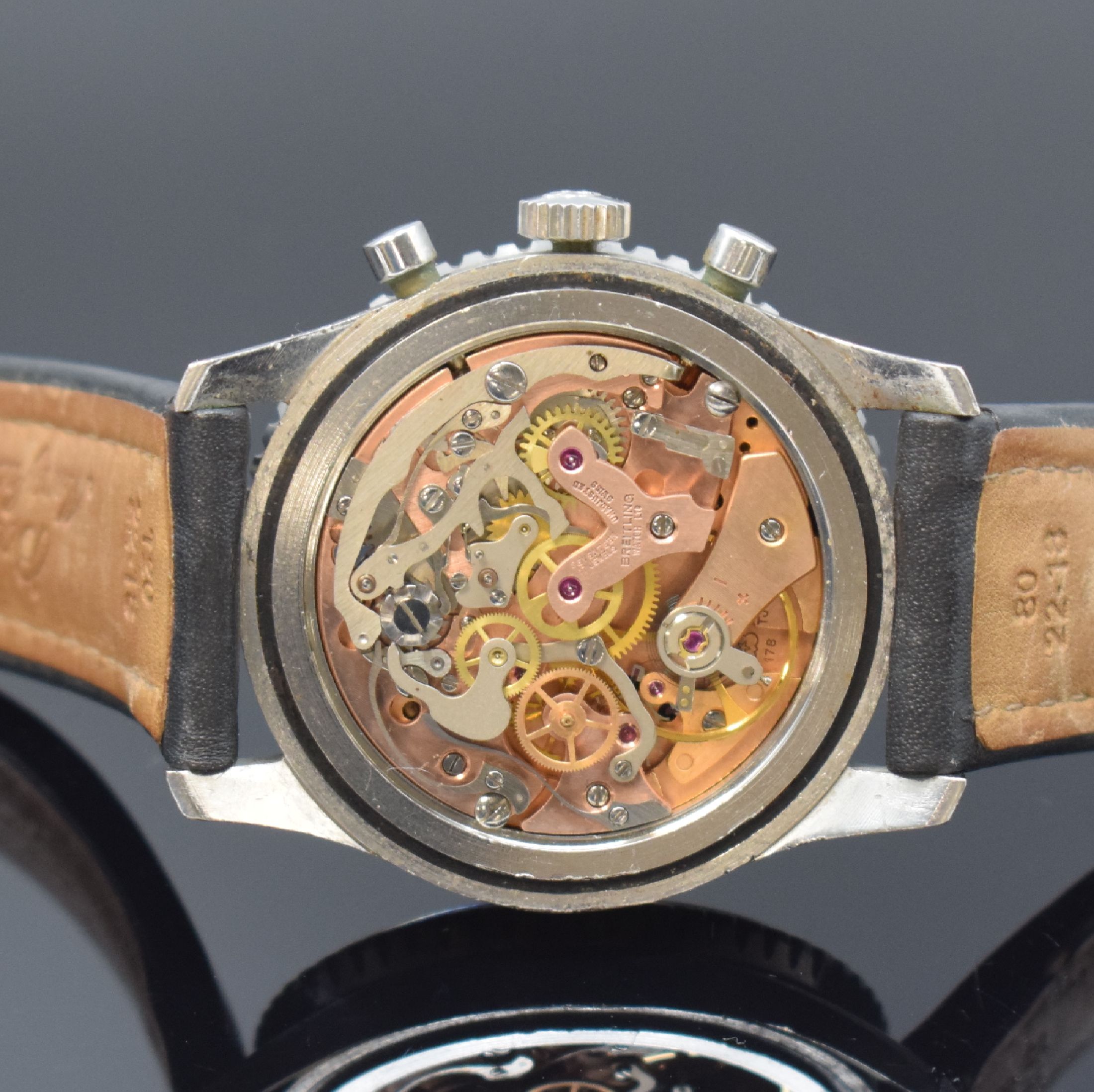 Detail e: BREITLING Schaltradchronograph Navitimer für die Irakische Luftwaffe, Handaufzug, Schweiz um 1960, 3-teil. Edelstahlgeh., Boden m. irakischem ...