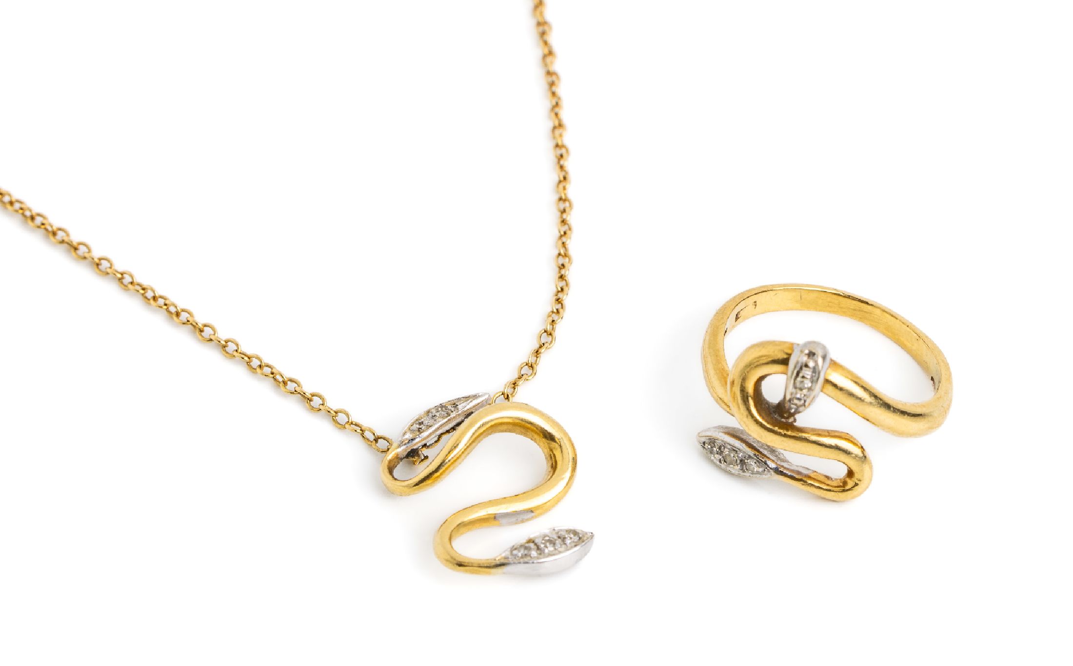 18 kt Gold Diamant-Schmuckset "Schlange", GG/WG 750/000, best. aus: 1 Ring, RW 53, und 1Anhänger an Kette, L. ca. 42 cm, Federring- ...