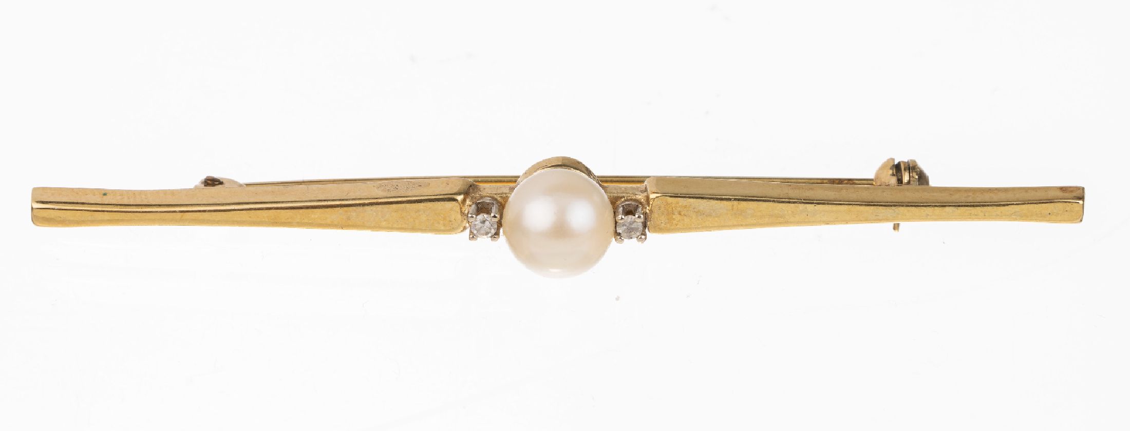 14 kt Gold Zuchtperl-Diamant-Brosche, GG 585/000, mittig Zuchtperle, D. ca. 7 mm, 2 kl.8/8-Diamanten, L. ca. 7 cm, ca. 3.7 g