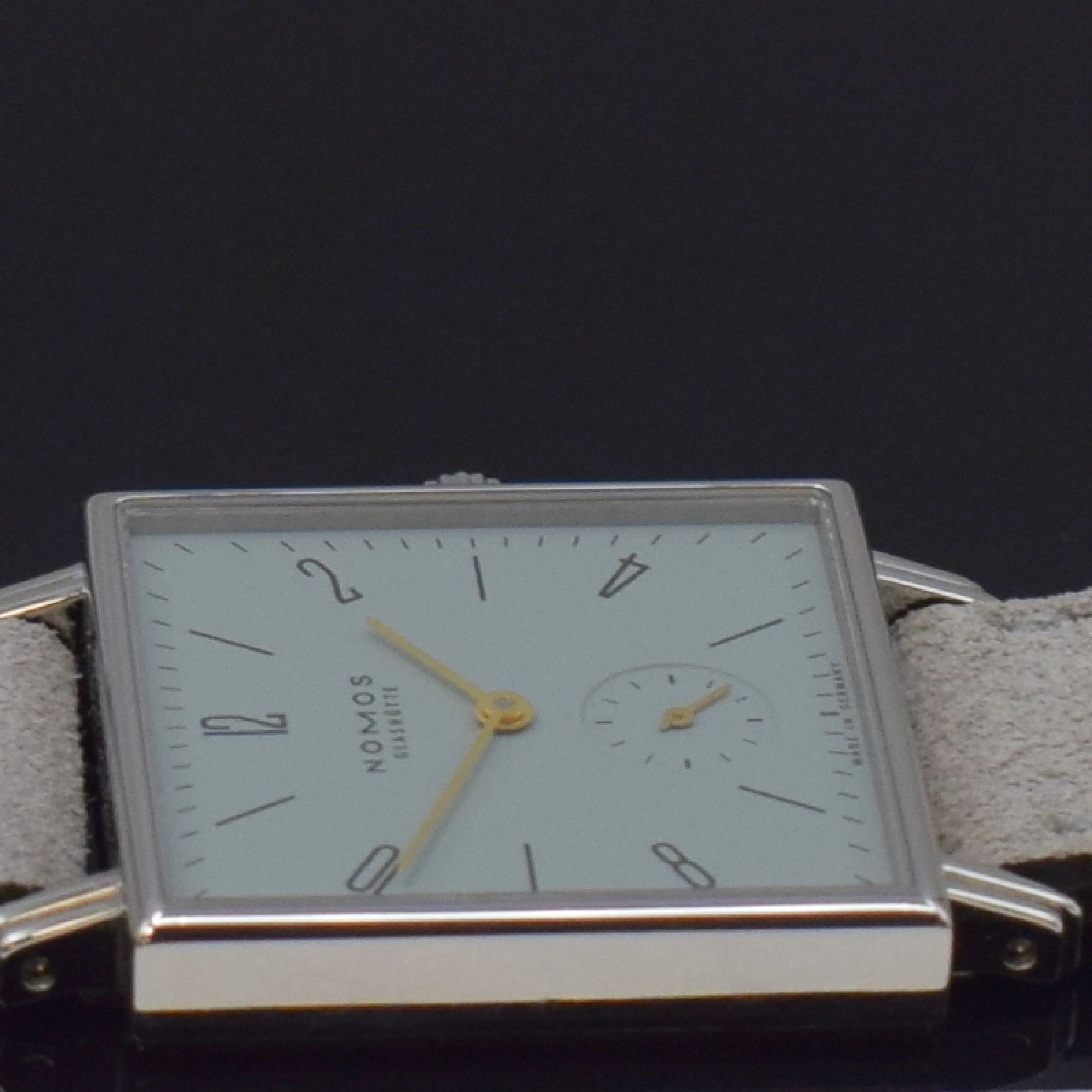 Detail d: NOMOS Tetra Armbanduhr Referent 447 in Edelstahl, Deutschland verk. 06/2021, Handaufzug, 2-teil. Geh., Boden 4-fach verschr., Zifferbl. m. arab. ...