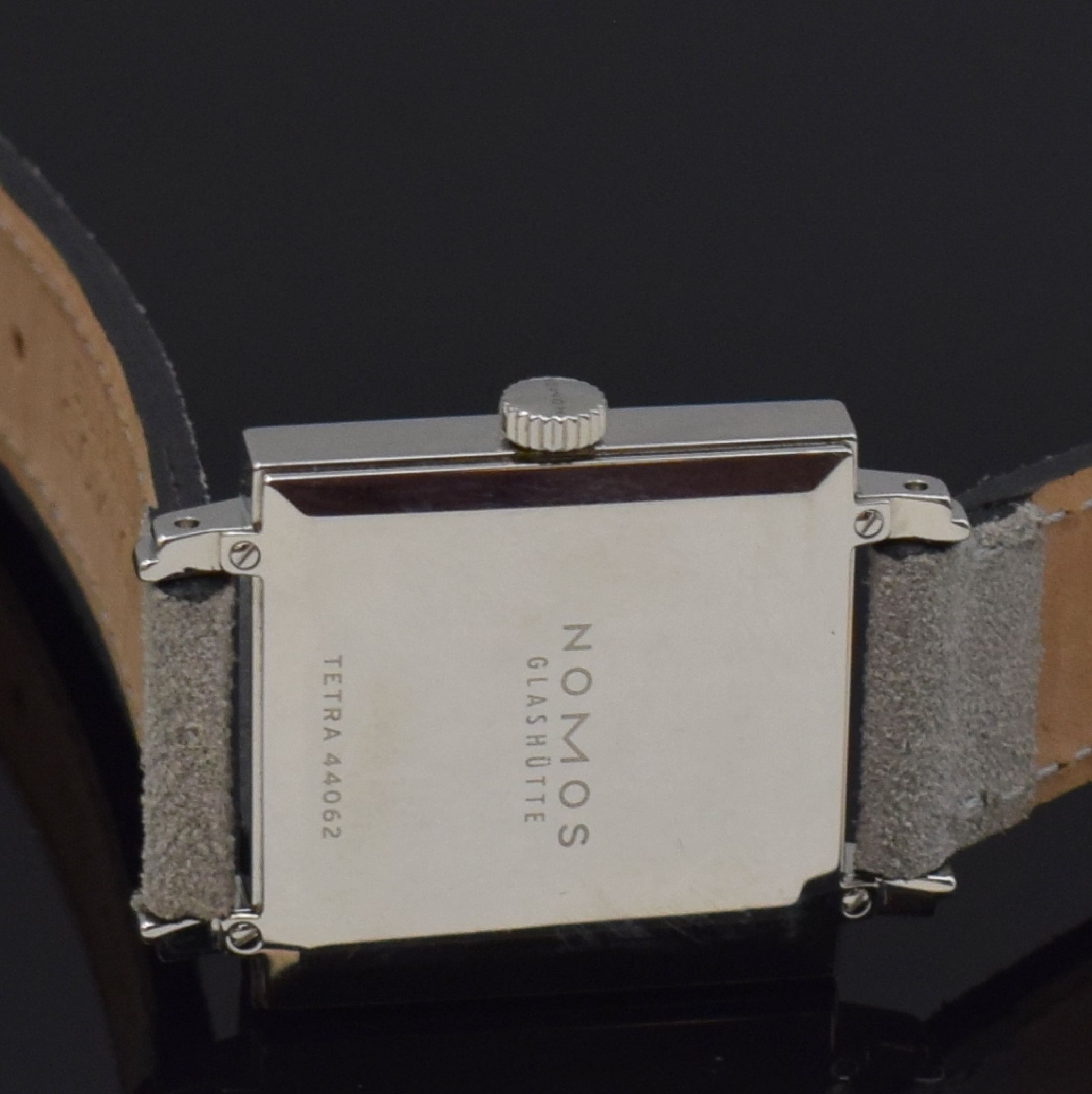 Detail e: NOMOS Tetra Armbanduhr Referent 447 in Edelstahl, Deutschland verk. 06/2021, Handaufzug, 2-teil. Geh., Boden 4-fach verschr., Zifferbl. m. arab. ...
