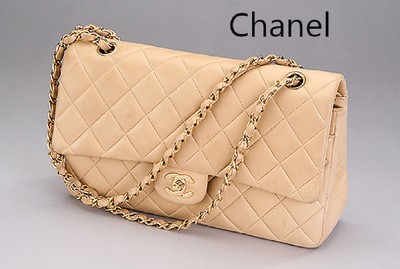 CHANEL Handtasche,  "double Flap Bag", beigefarb. Leder im typ. Chanel-Stepp, Monturen Metall verg., innen 2 gr. und 2 kl. Fächer, ...