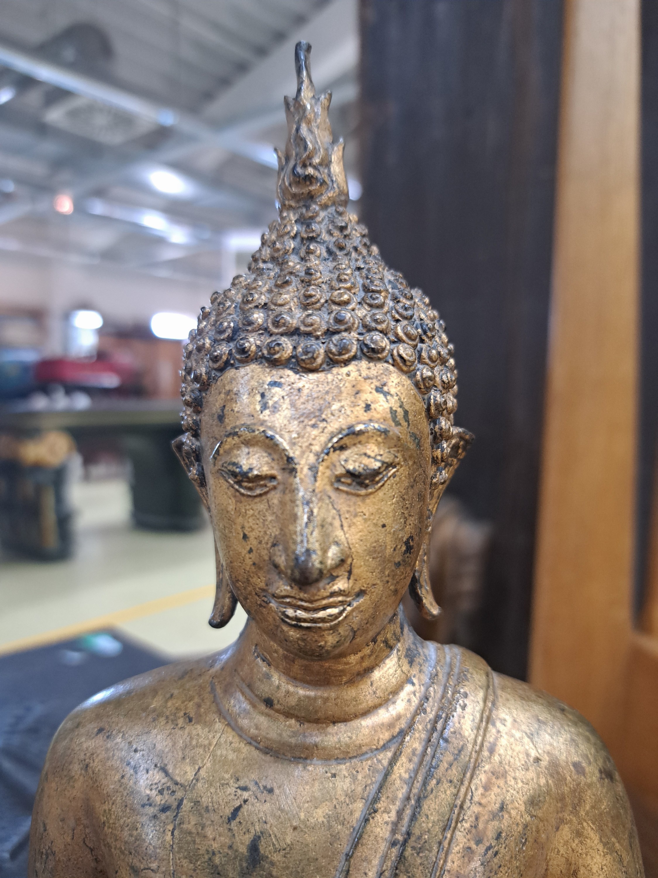 Detail a: Sitzender Buddha, Thailand, 19. Jh., Rattanakosin Periode, Bronze, vergoldet, auf einem dreibeinigem Thron, Bhumisparsa und Dhyana Mudra, guter ...