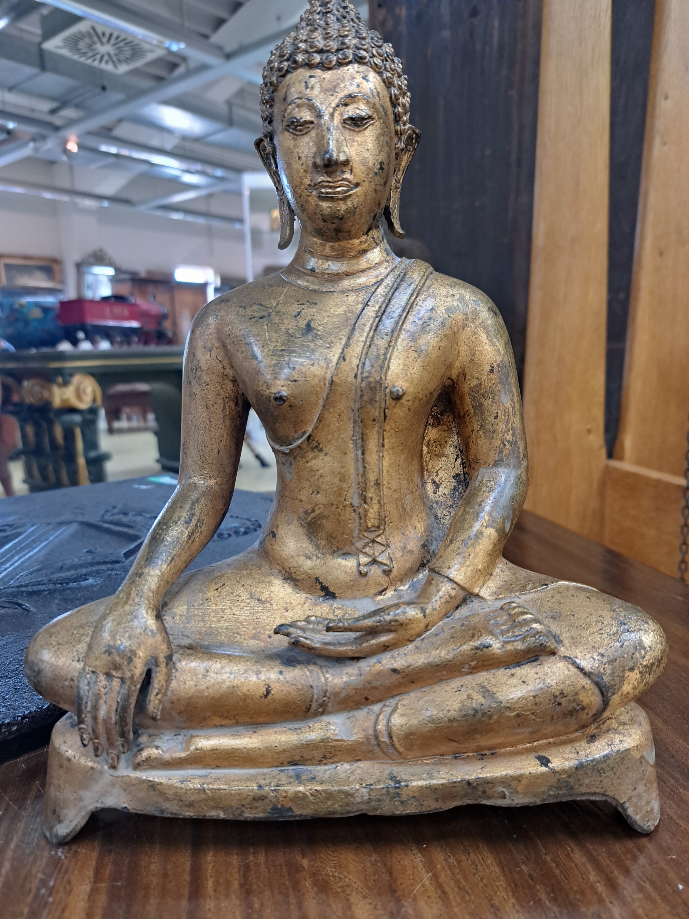 Detail b: Sitzender Buddha, Thailand, 19. Jh., Rattanakosin Periode, Bronze, vergoldet, auf einem dreibeinigem Thron, Bhumisparsa und Dhyana Mudra, guter ...