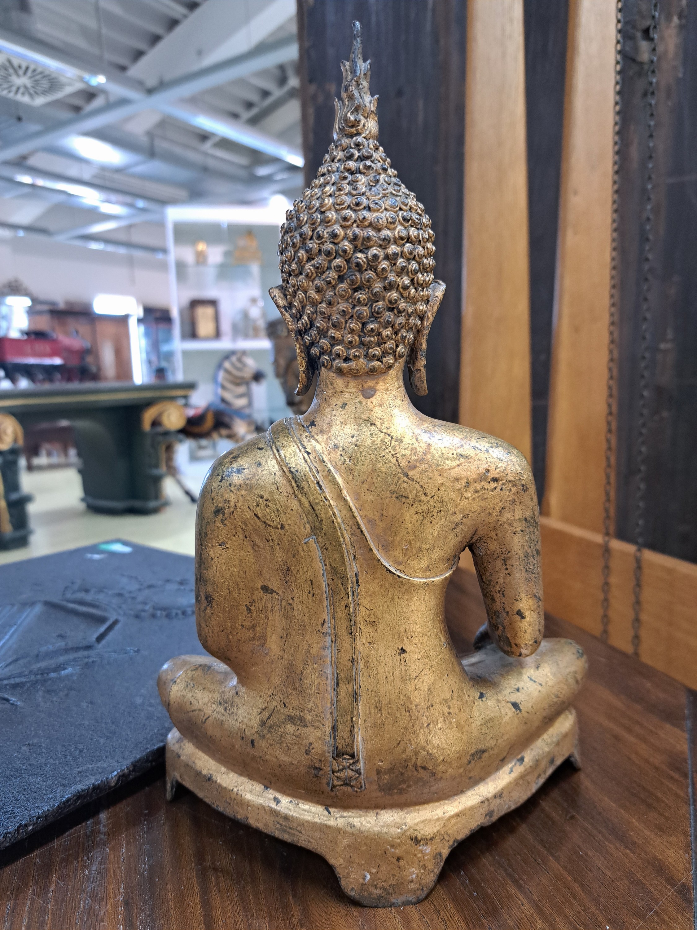 Detail c: Sitzender Buddha, Thailand, 19. Jh., Rattanakosin Periode, Bronze, vergoldet, auf einem dreibeinigem Thron, Bhumisparsa und Dhyana Mudra, guter ...