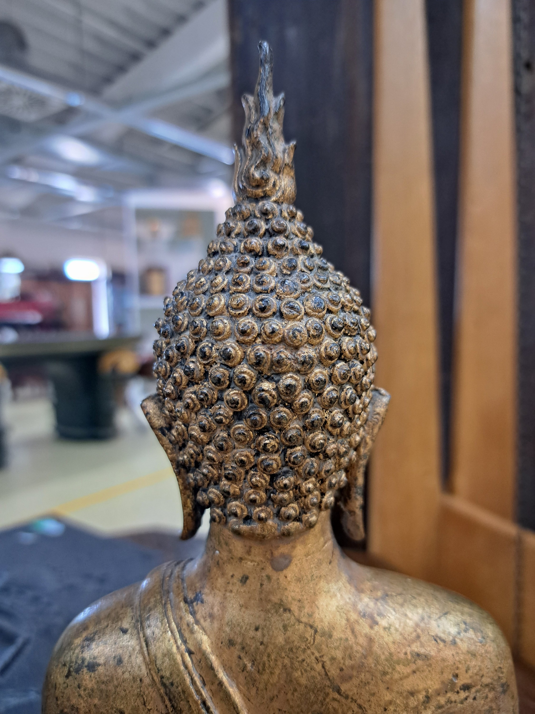 Detail d: Sitzender Buddha, Thailand, 19. Jh., Rattanakosin Periode, Bronze, vergoldet, auf einem dreibeinigem Thron, Bhumisparsa und Dhyana Mudra, guter ...