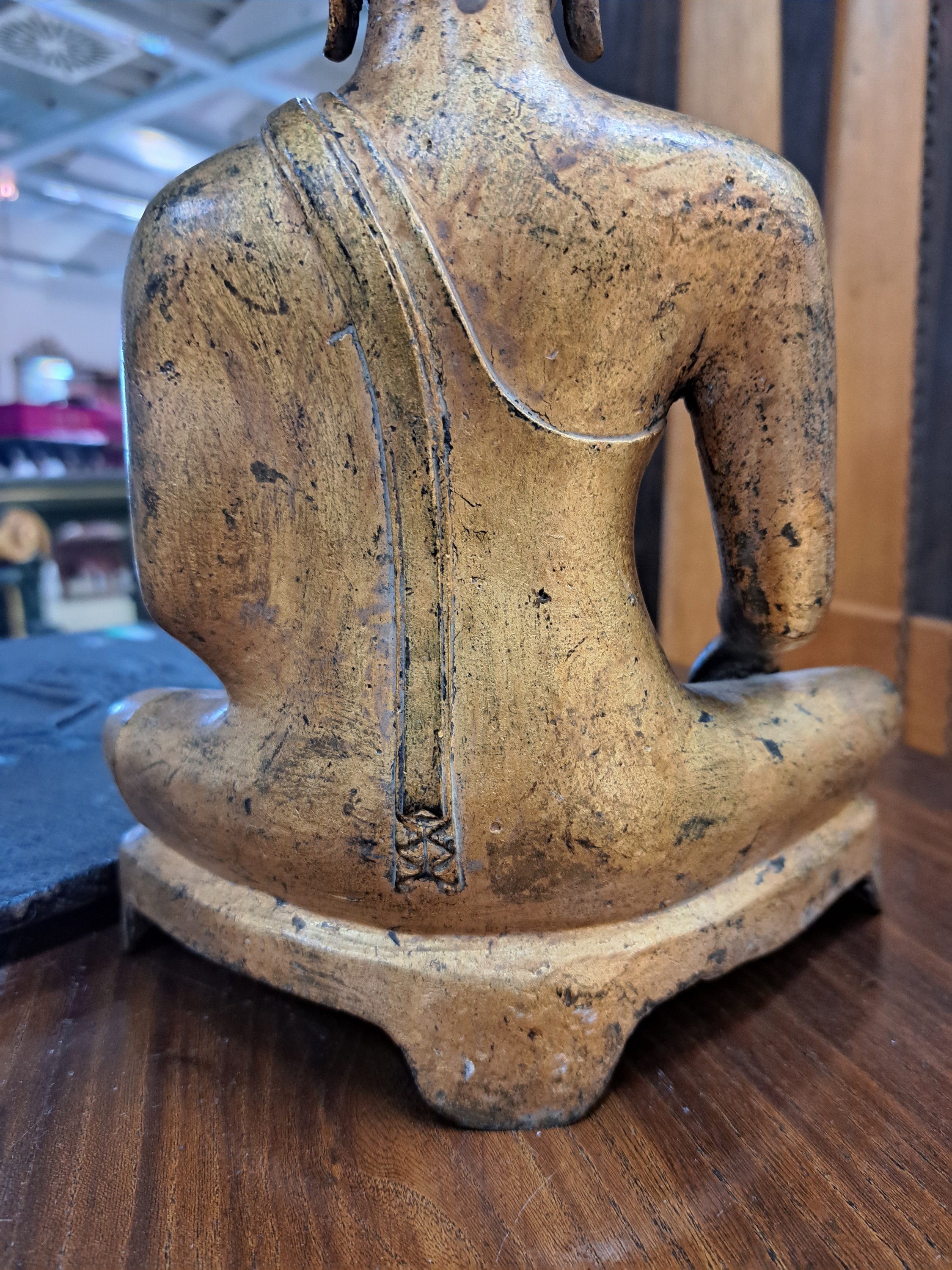 Detail e: Sitzender Buddha, Thailand, 19. Jh., Rattanakosin Periode, Bronze, vergoldet, auf einem dreibeinigem Thron, Bhumisparsa und Dhyana Mudra, guter ...