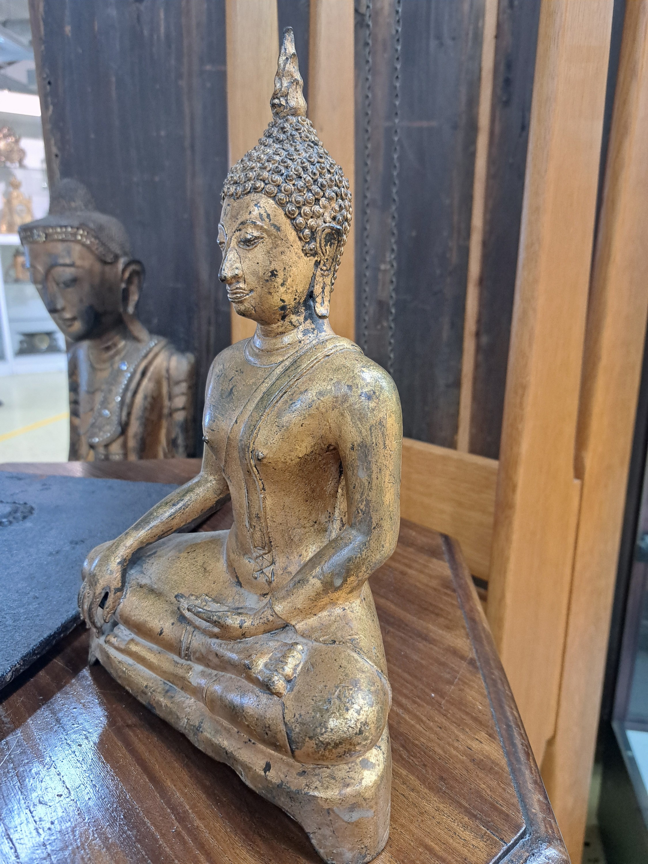 Detail f: Sitzender Buddha, Thailand, 19. Jh., Rattanakosin Periode, Bronze, vergoldet, auf einem dreibeinigem Thron, Bhumisparsa und Dhyana Mudra, guter ...