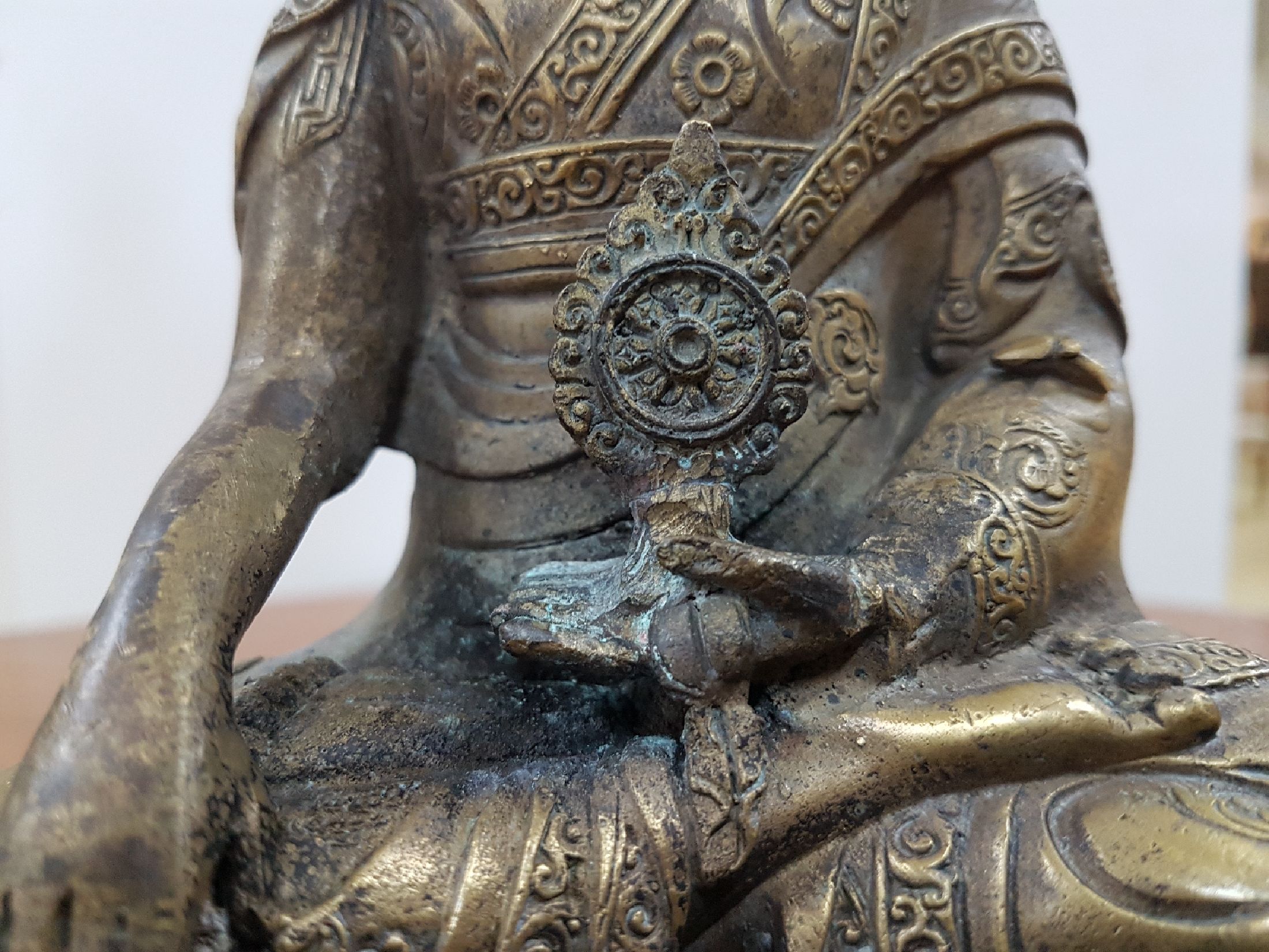 Detail i: Bronzeskulptur eines Lama, 19. Jh., Tibet, sehr schön verzierter Thron, Lotus bzw. Vajrasitz, reich verziertes Gewand, in der linken Hand das Rad ...