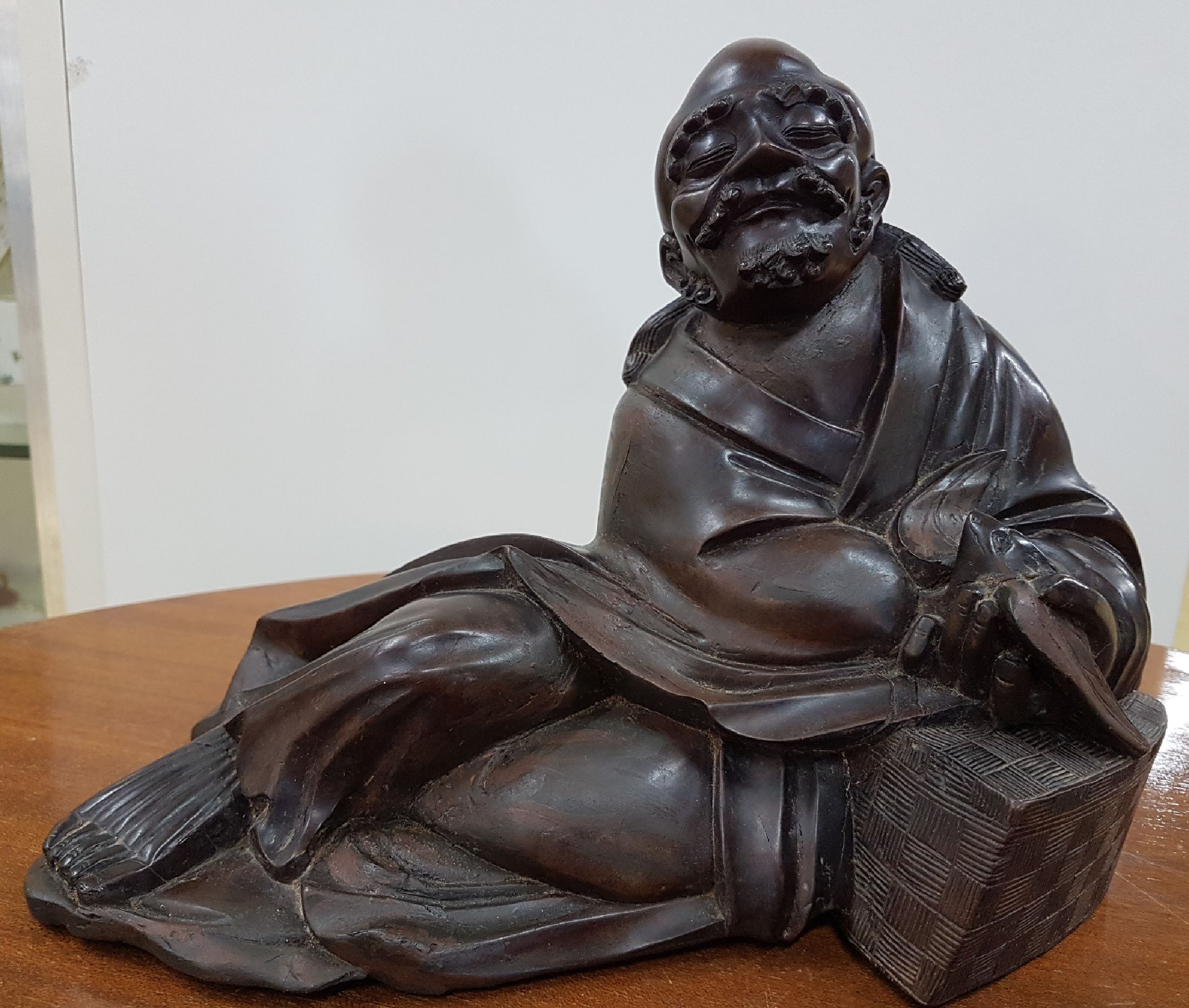 Detail a: Holzskulptur, frühe Qing Dynastie, 18. Jh., Holz geschnitzt, Bodhidharma, leicht haarrissig bzw. rest. Altersspuren, Hartholz, ca. 20.5 x 26 x 16.5 ...