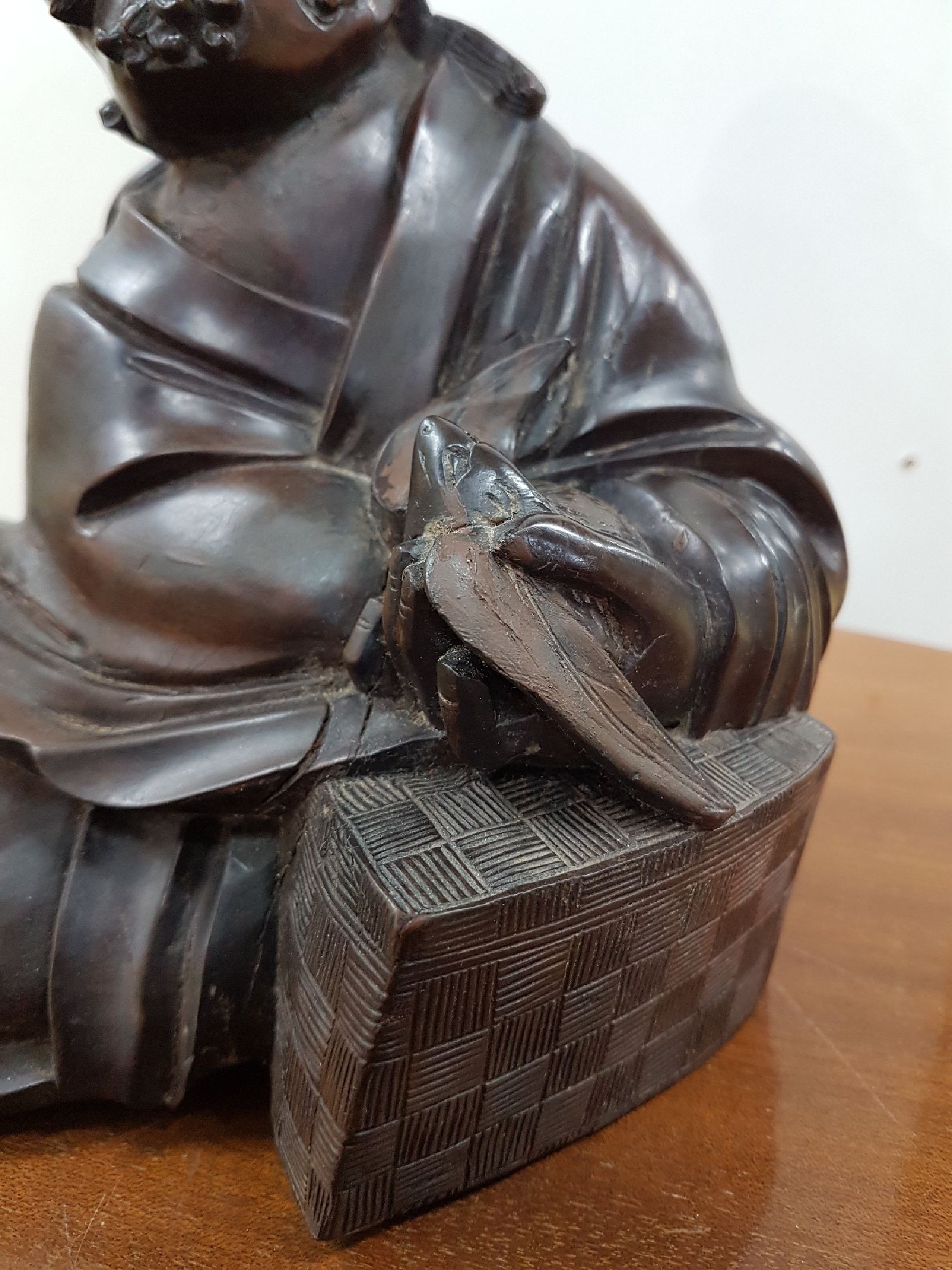 Detail b: Holzskulptur, frühe Qing Dynastie, 18. Jh., Holz geschnitzt, Bodhidharma, leicht haarrissig bzw. rest. Altersspuren, Hartholz, ca. 20.5 x 26 x 16.5 ...