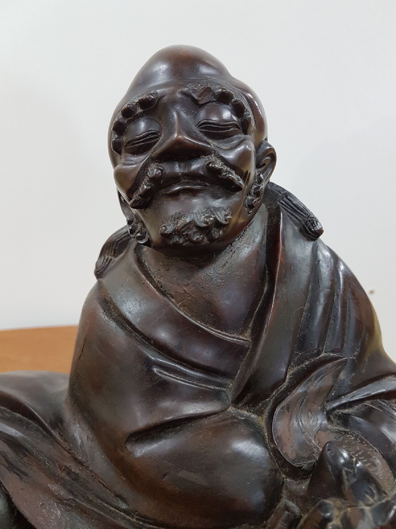 Detail c: Holzskulptur, frühe Qing Dynastie, 18. Jh., Holz geschnitzt, Bodhidharma, leicht haarrissig bzw. rest. Altersspuren, Hartholz, ca. 20.5 x 26 x 16.5 ...