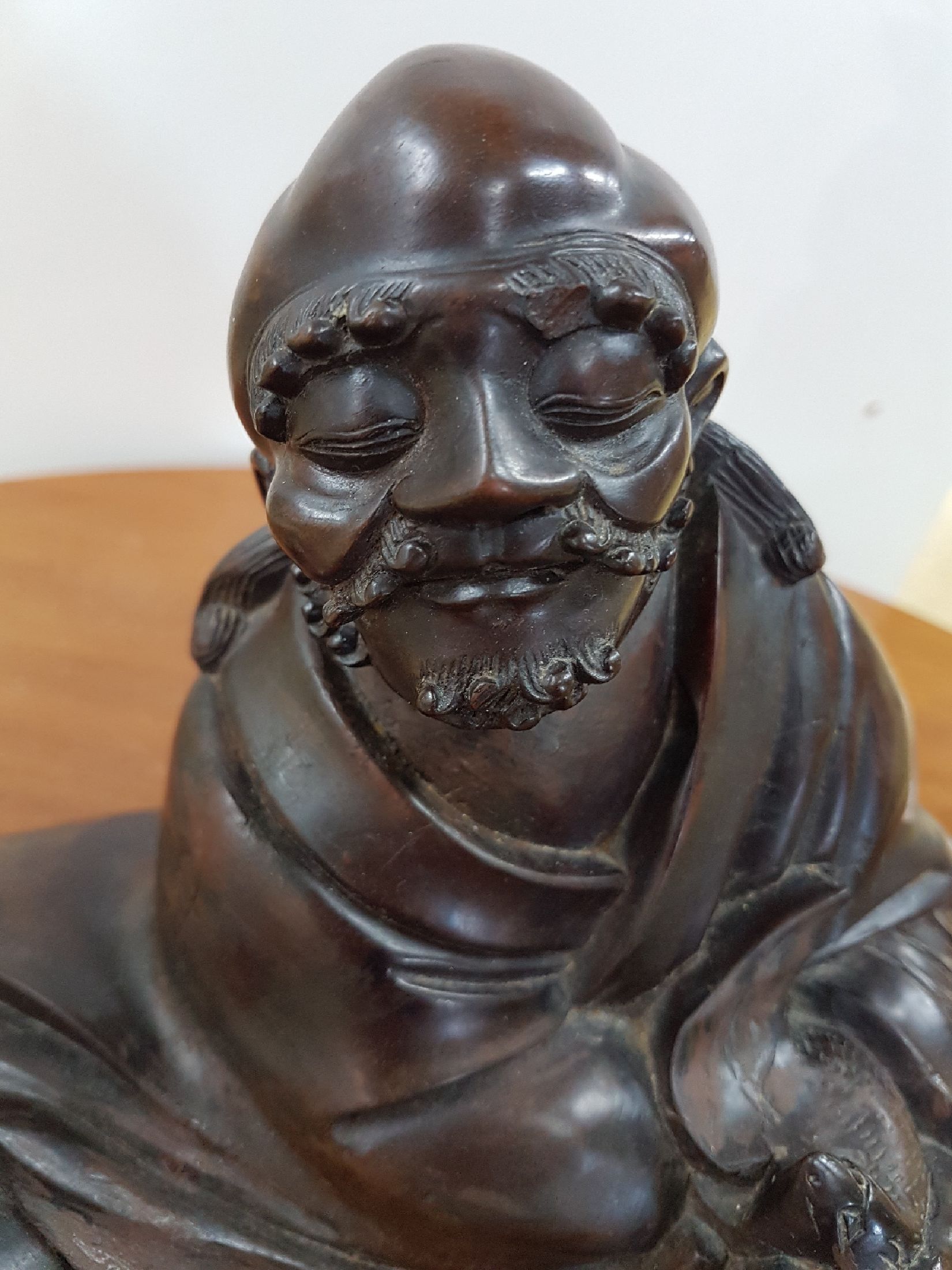 Detail g: Holzskulptur, frühe Qing Dynastie, 18. Jh., Holz geschnitzt, Bodhidharma, leicht haarrissig bzw. rest. Altersspuren, Hartholz, ca. 20.5 x 26 x 16.5 ...