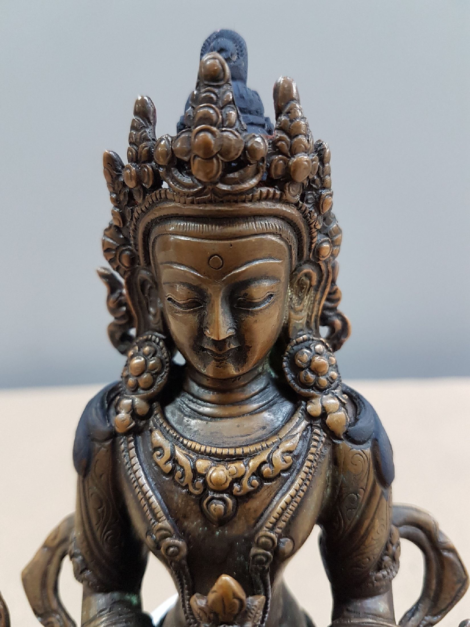 Detail c: Amitayus Bodhisattva, Tibet, 19. Jh., Bronze, auf doppeltem Lotusblütenthron, Meditationshaltung Dhyana Mudra, Ambrosia- Vase, ca. 15 x 11.5 x 8.5 cm