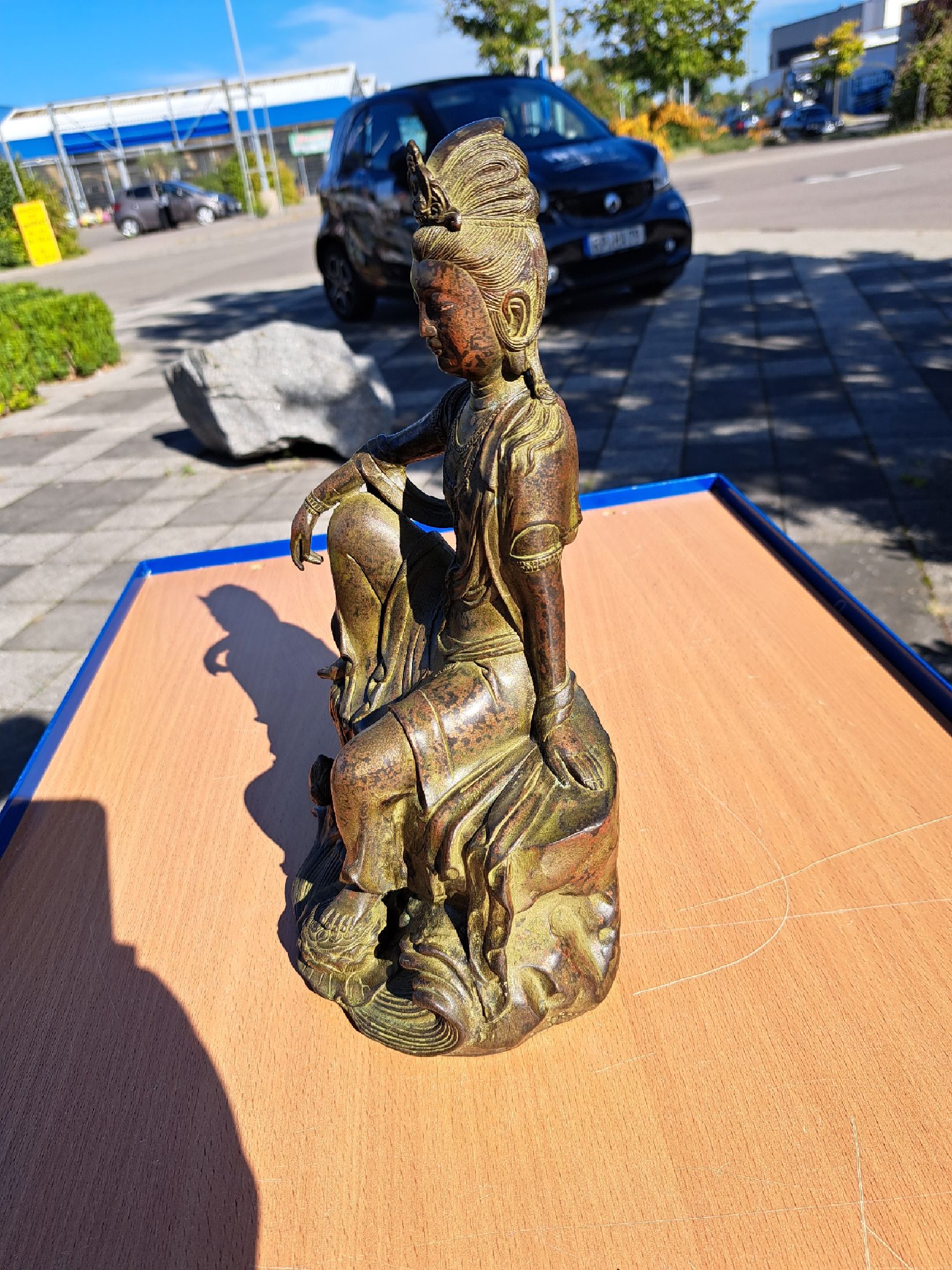 Detail e: Guanyin, Bronze, Tibet, 19. Jh., Bronze, Göttin der Barmherzigkeit, feiner Guß, rückseitig mit Künstlerstempel, ca. 30 x 20 x 12.5 cm, Stempelung ...