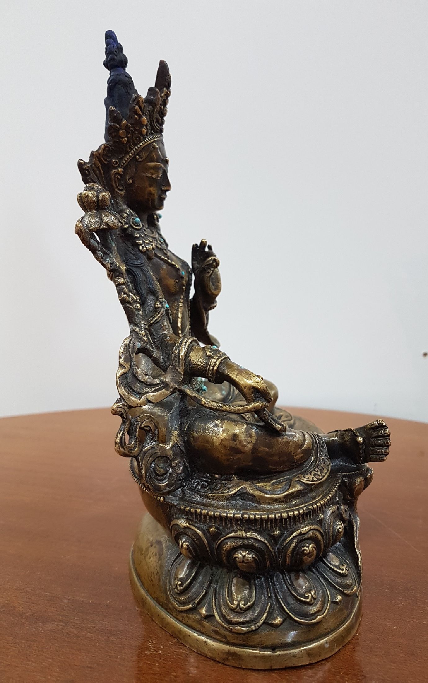 Detail d: Grüne Tara, Tibet, wohl 18. Jh., Bronze, auf doppeltem Lotussockel sitzend, mit Türkisen besetzt, feiner Guß, H. ca. 22 cm aus deutscher ...