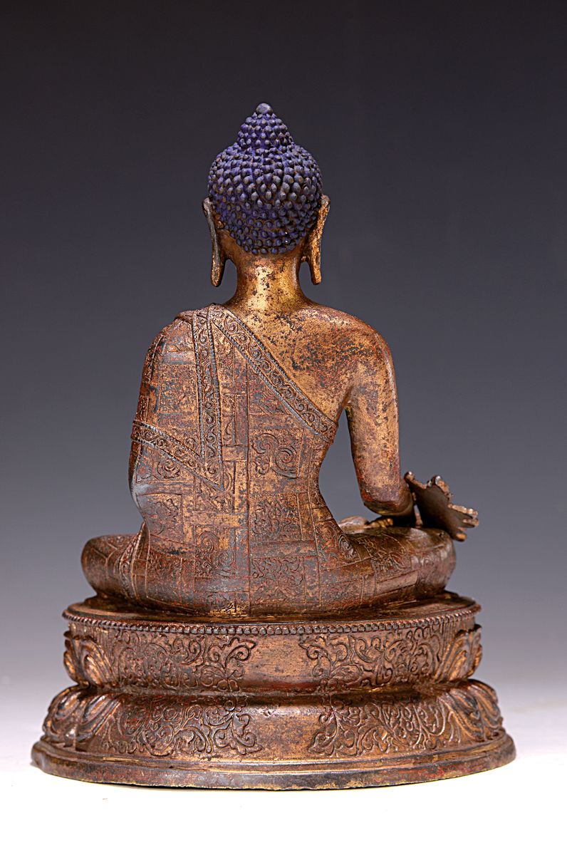 Detail a: Medizin-Buddha, Tibet, um 1900, Bronze, Reste von Vergoldung, verziertes Gewand, ca. 22 x 16 x 11 cm