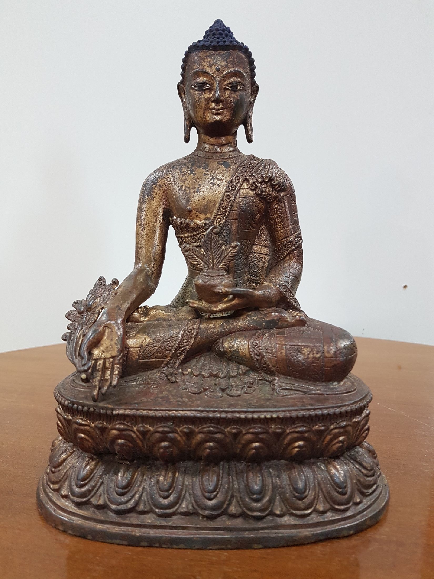 Detail b: Medizin-Buddha, Tibet, um 1900, Bronze, Reste von Vergoldung, verziertes Gewand, ca. 22 x 16 x 11 cm