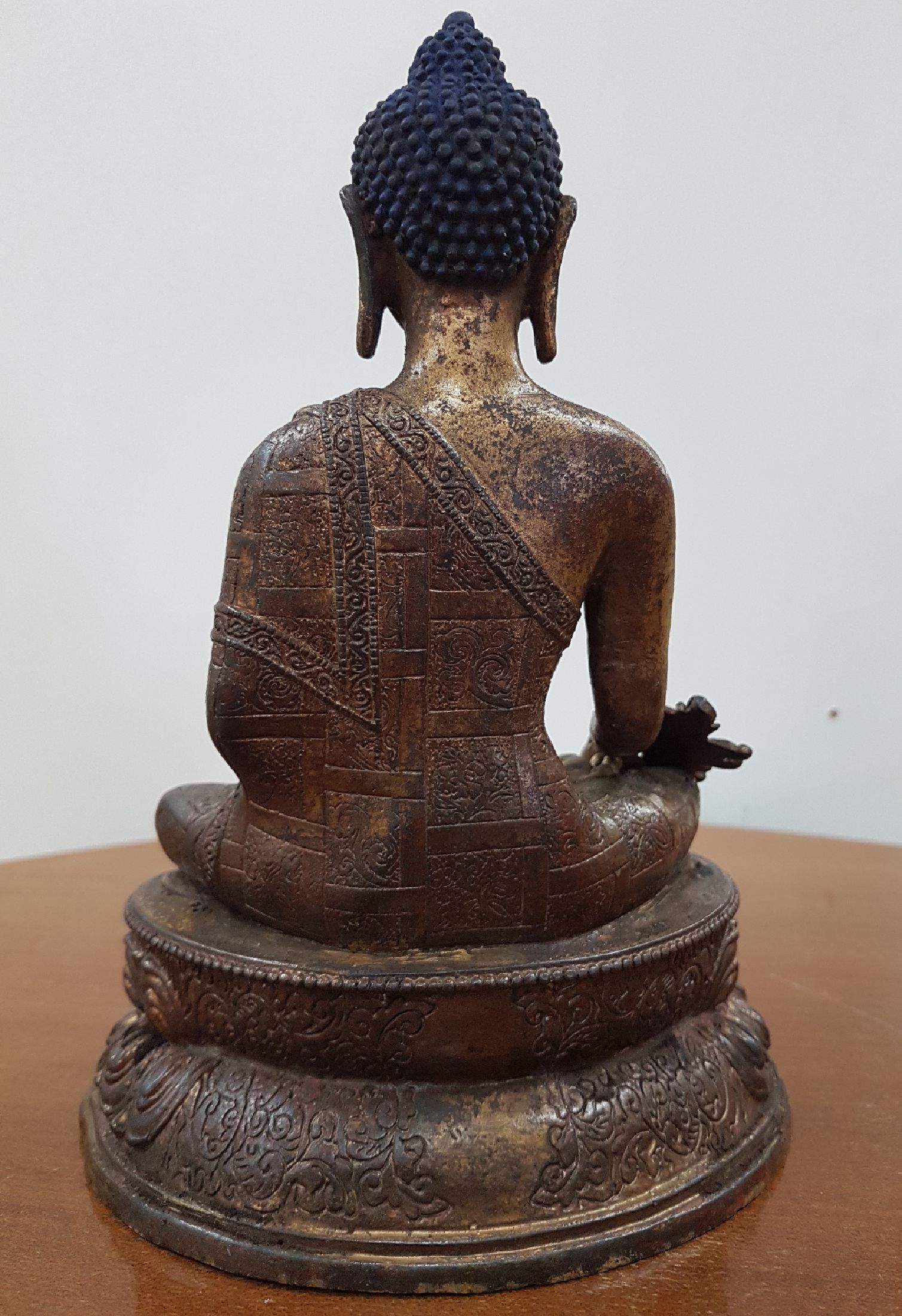 Detail d: Medizin-Buddha, Tibet, um 1900, Bronze, Reste von Vergoldung, verziertes Gewand, ca. 22 x 16 x 11 cm