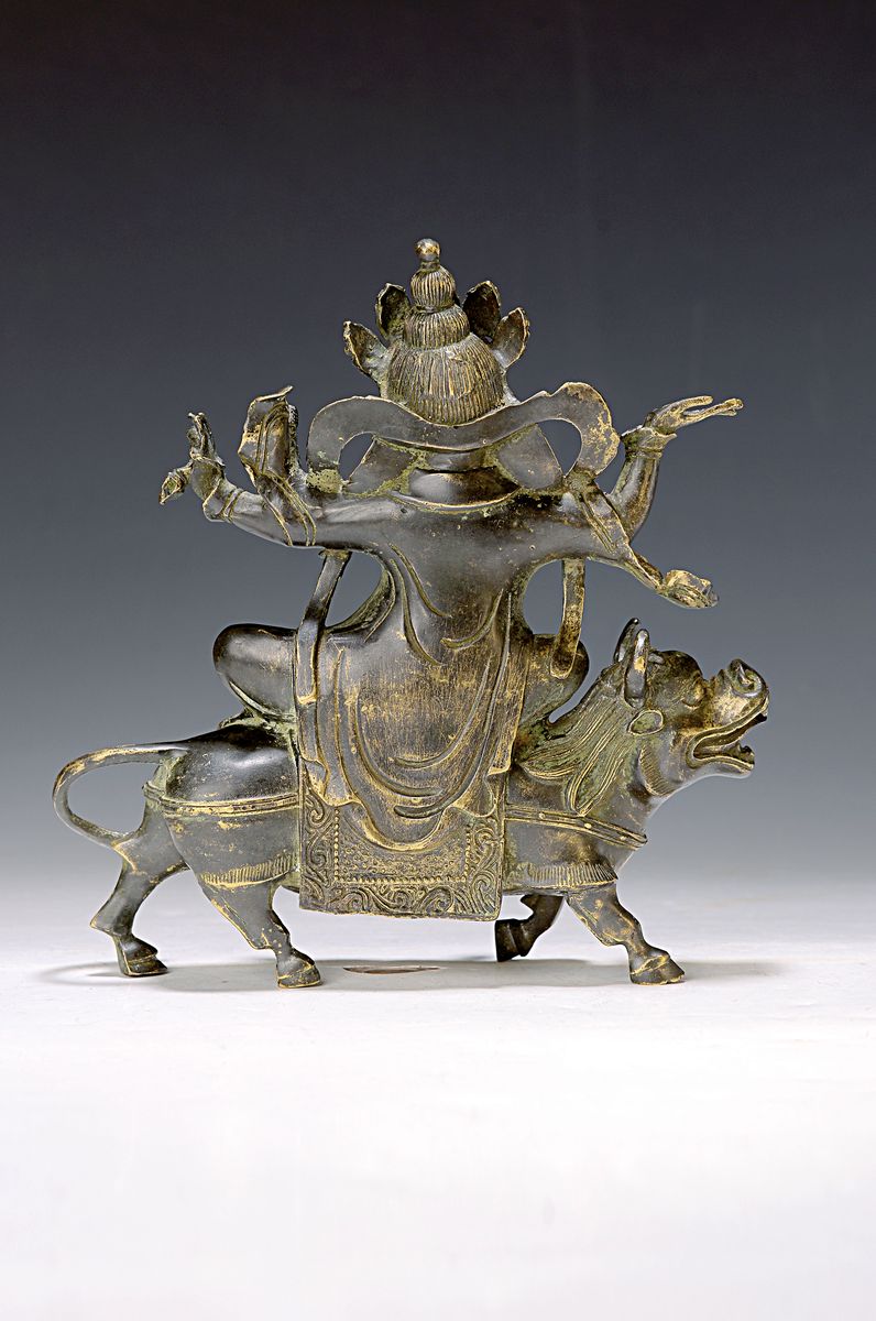 Detail a: Mahakala, Mongolei, um 1900, Bronze, auf einem Büffel reitend, ca. 21 x 21 x 4.5 cm