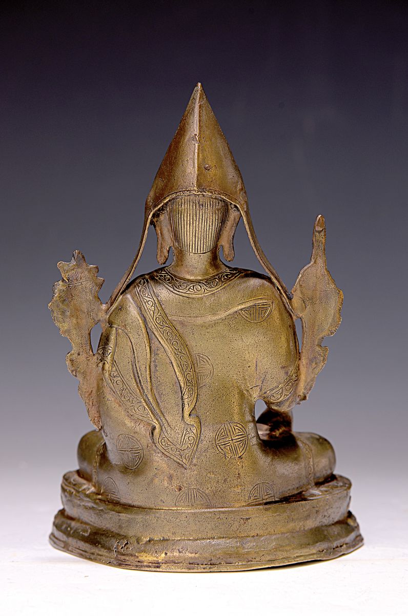 Detail a: Tsongkappa/Gelbkappenmönch, 19. Jh., Bronze, ca. 19 x 13x 10 cm