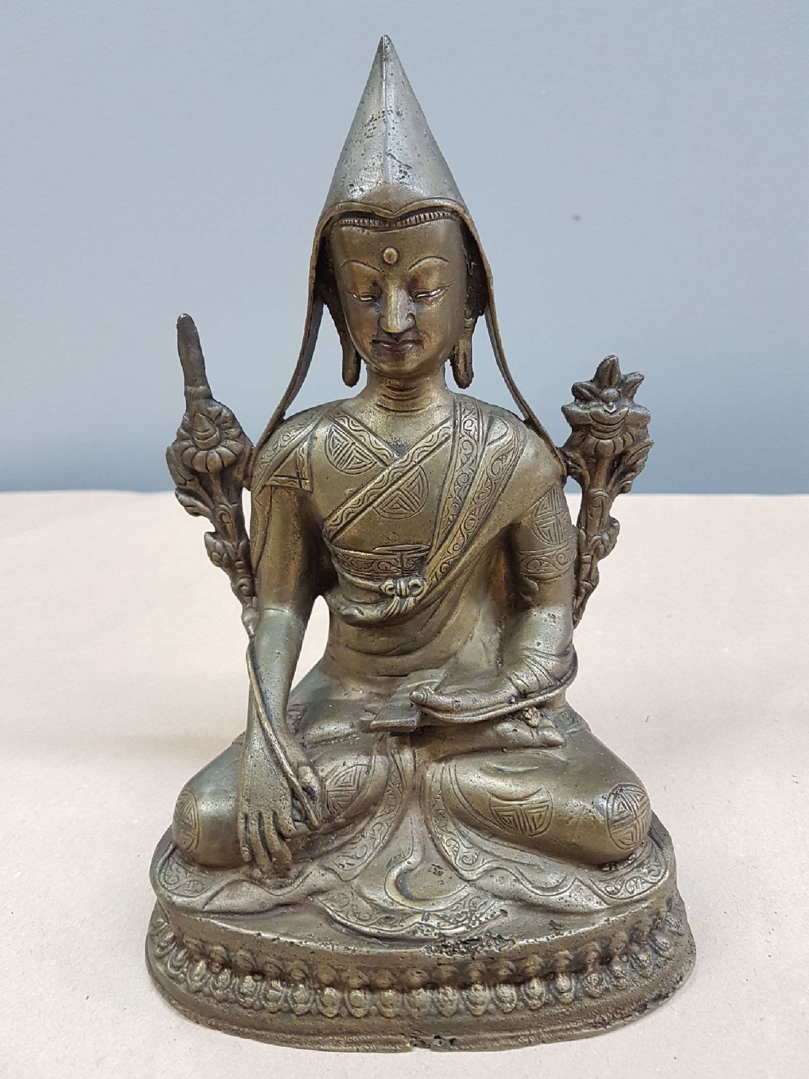 Detail b: Tsongkappa/Gelbkappenmönch, 19. Jh., Bronze, ca. 19 x 13x 10 cm