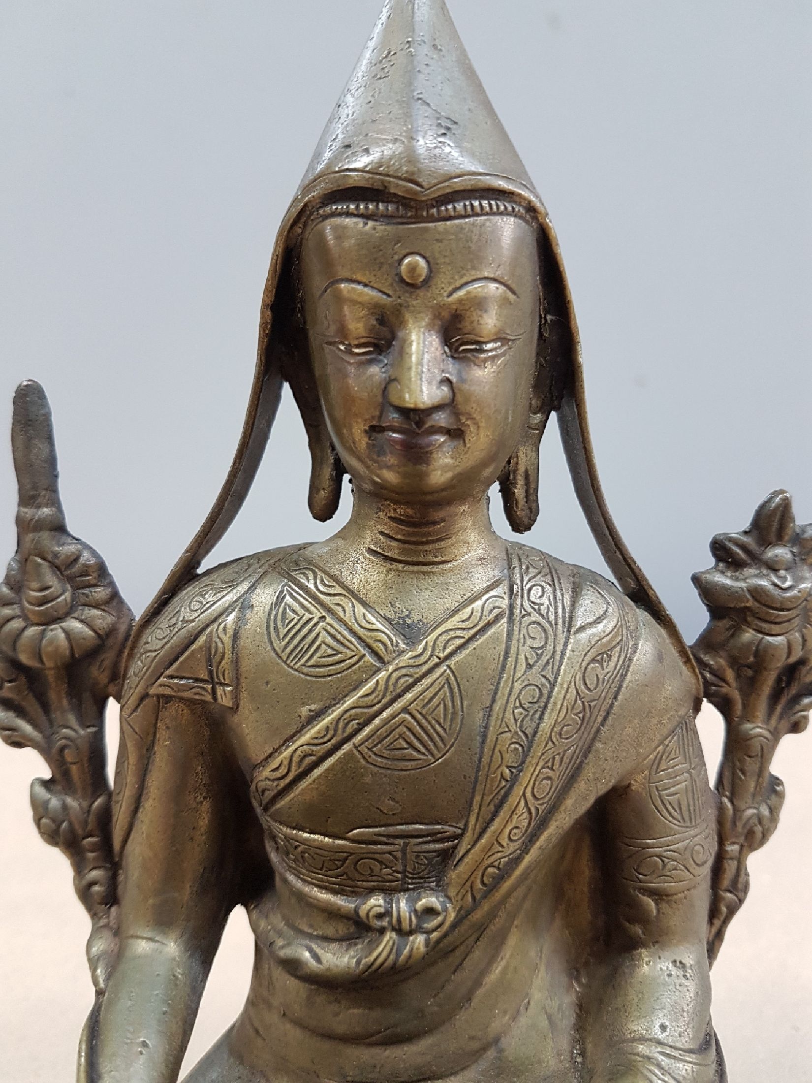 Detail f: Tsongkappa/Gelbkappenmönch, 19. Jh., Bronze, ca. 19 x 13x 10 cm