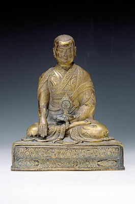 Image 26638989 - Bronze sculpture of a lama, 19th century, Tibet, very beautifully decorated throne, lotus or vajra seat, richly decorated robe, holding the wheel of teaching in the left hand, approx. 19.5 x 16.5 x 11 cm