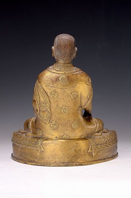 26638989a - Bronze sculpture of a lama, 19th century, Tibet, very beautifully decorated throne, lotus or vajra seat, richly decorated robe, holding the wheel of teaching in the left hand, approx. 19.5 x 16.5 x 11 cm