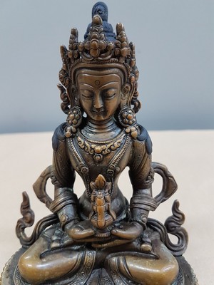 26638991b - Amitayus Bodhisattva, Tibet, 19th century, bronze, on double lotus throne, meditation posture Dhyana Mudra, ambrosia vase, ca. 15 x 11.5 x 8.5 cm