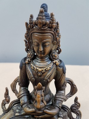 26638991h - Amitayus Bodhisattva, Tibet, 19th century, bronze, on double lotus throne, meditation posture Dhyana Mudra, ambrosia vase, ca. 15 x 11.5 x 8.5 cm