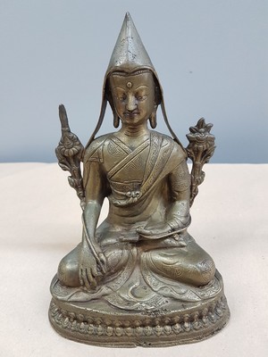 26638999b - Tsongkappa/yellow-capped monk, 19th century, bronze, approx. 19 x 13x 10 cm