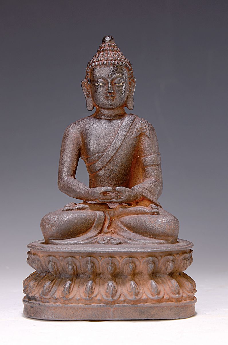 Buddha, China, 19. Jh., Eisen, Meditationshaltung, doppelter Lotussockel, leicht korrodiert, 20.5 x 13 x 9 cm