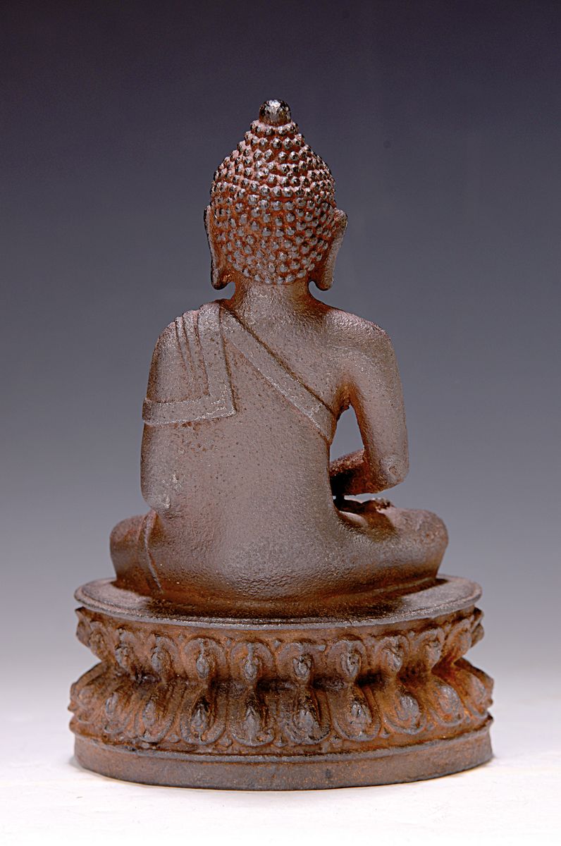 Detail a: Buddha, China, 19. Jh., Eisen, Meditationshaltung, doppelter Lotussockel, leicht korrodiert, 20.5 x 13 x 9 cm