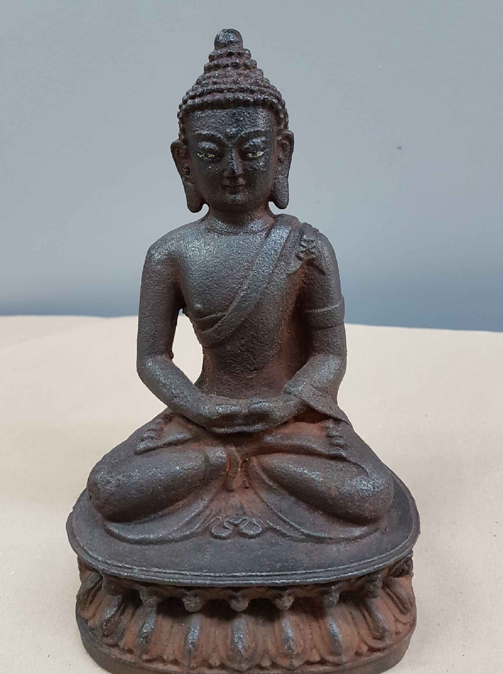 Detail b: Buddha, China, 19. Jh., Eisen, Meditationshaltung, doppelter Lotussockel, leicht korrodiert, 20.5 x 13 x 9 cm