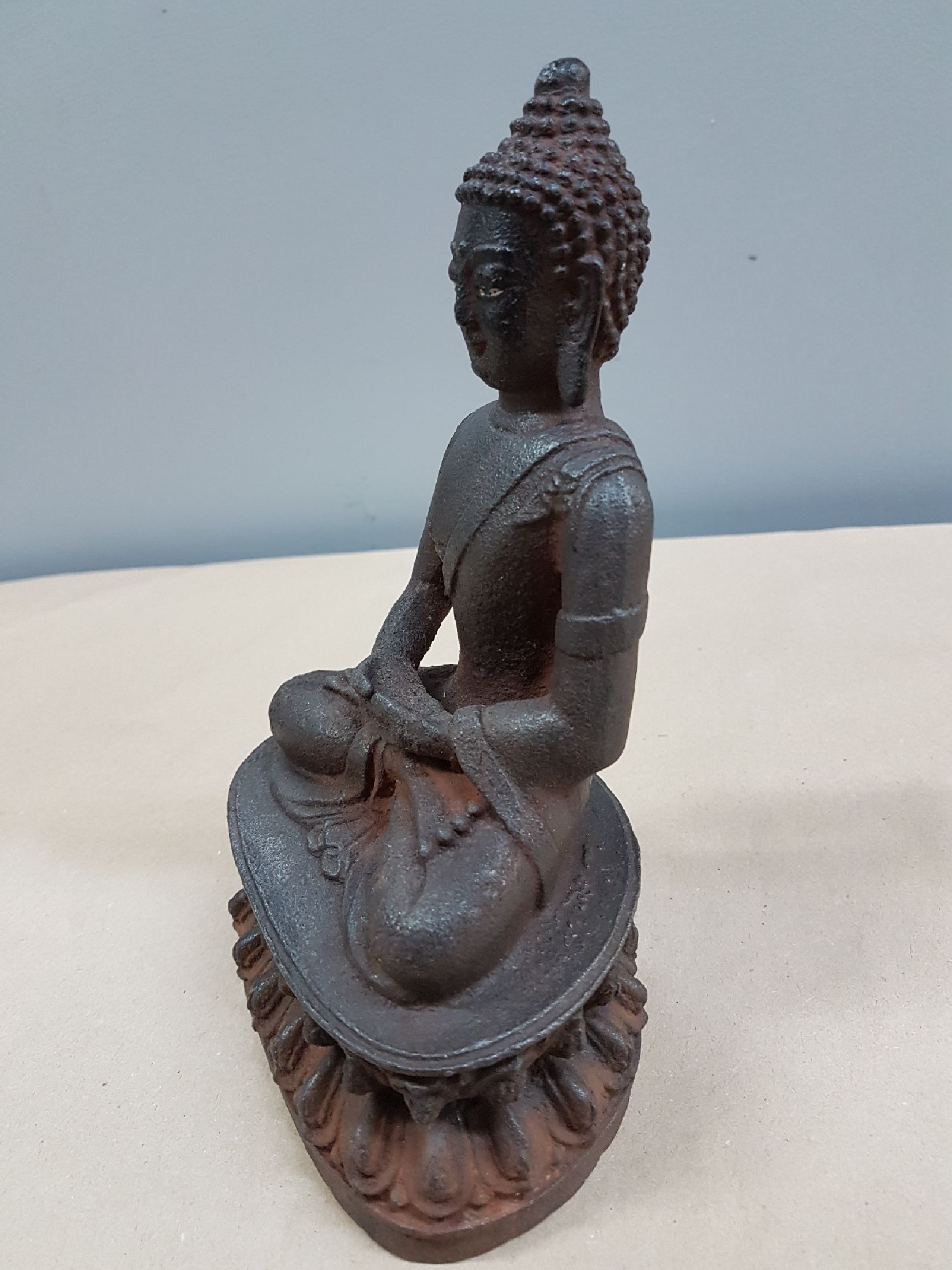 Detail c: Buddha, China, 19. Jh., Eisen, Meditationshaltung, doppelter Lotussockel, leicht korrodiert, 20.5 x 13 x 9 cm